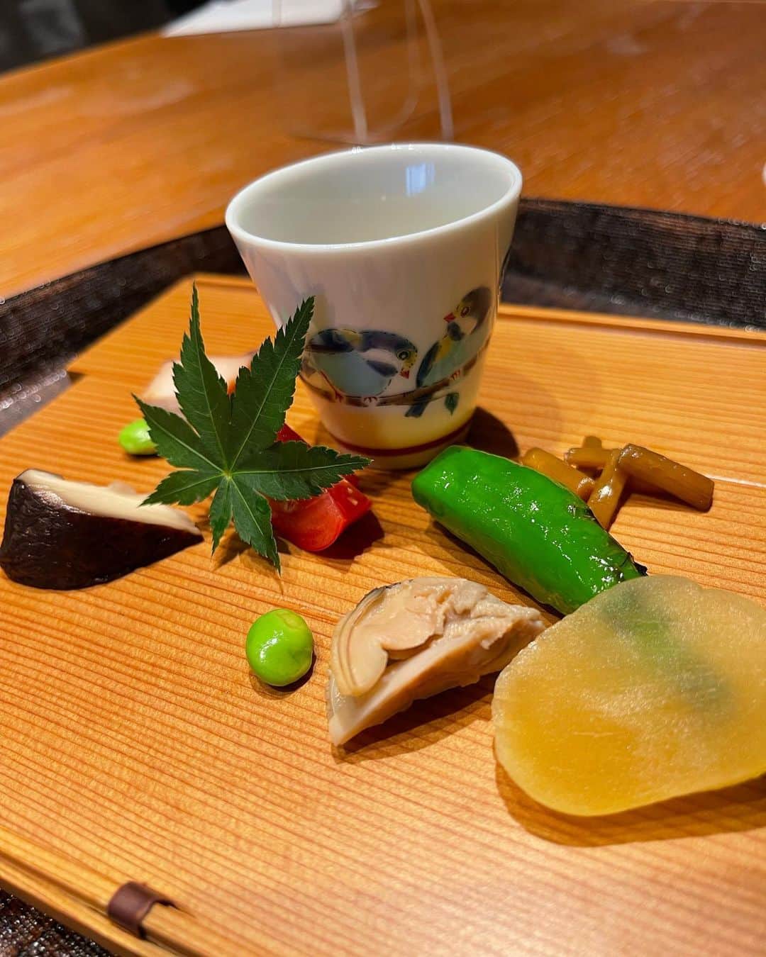 宮崎宣子さんのインスタグラム写真 - (宮崎宣子Instagram)「弾丸宮崎ツアー😊🙌 久しぶりに大好きな実家くろぎさんへ💕 たんまり食べて、エネルギーチャージ😆  その後、さといもでラーメン🍜という、 すごい食べまくりの一日🥰  自分でもよく食べるなとは思います…🙏 久しぶりに家族と会い、ママと話し、美味しいご飯を食べて大満足でした♥️  さて、東京戻ります✈️  #弾丸宮崎ツアー #23時間滞在 #実家くろぎ #幸せな時間 #宮崎で一番好きなお店 #宮崎料理 #大将と女将さんのコンビが最高 #シェラトンオーシャングランデ #宮崎旅 #締めの #さといも #とんこつラーメン #食べまくり #東京戻ります #家族時間 #束の間の息抜き」6月26日 23時08分 - miyazaki_nobuko