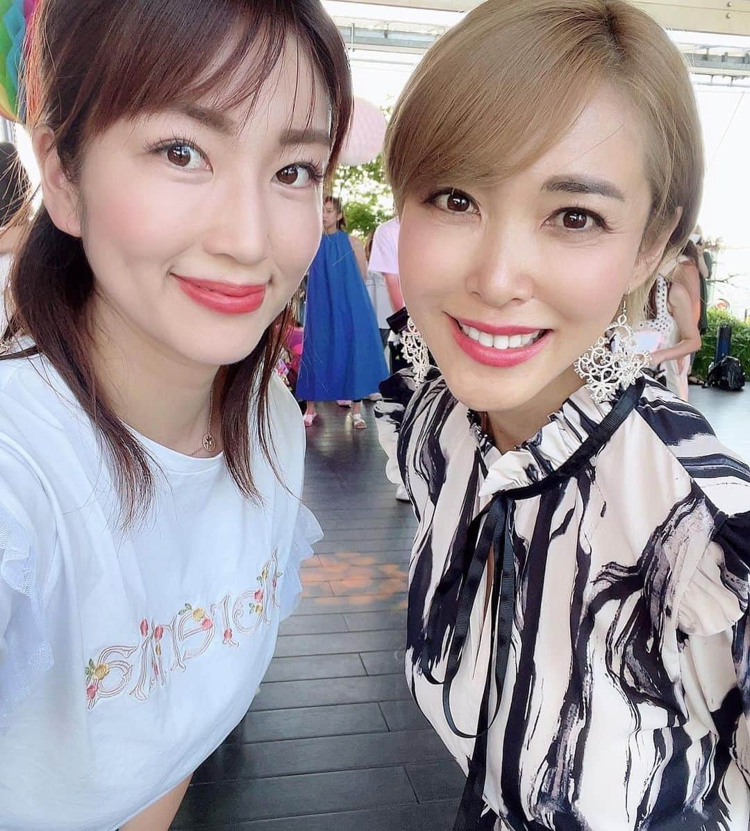 庄司ゆうこさんのインスタグラム写真 - (庄司ゆうこInstagram)「渋谷のど真ん中、東急プラザ18階にある@celavitokyo でルーフトップヨガ✨ そしてシャバーサナの時間に長谷川朋美さんのクリスタルボウル生演奏🥣✨ 朋美さん、最近仕事をセーブしているみたいだったから引き受けてくれるかドキドキでしたが、すんなり引き受けてくださって感激🥺❤️ 2枚目の写真はお世話になってる茗荷さん @mayu214mも一緒に❤️ 朋美さんのファンだったみたいでこうやってみんなでまた集まってイベント出来るようになったことが凄く嬉しい😆 風が気持ちよくてハワイみたいな気候だったなぁ🥰 ちなみに私と朋美さんは何回か一緒にイベントしたことありますが、毎回快晴☀️プライベートでランチするときもいつも晴れてる☀️今週はずっと晴れるみたいだし嬉しいなぁ〜🥰 #celavitokyo #渋谷#東急プラザ#ヨガイベント#朝ヨガ#ルーフトップヨガ#クリスタルボウル#生演奏#シャバーサナ#最高#快晴#晴れ女」6月26日 23時31分 - yuko.shoji