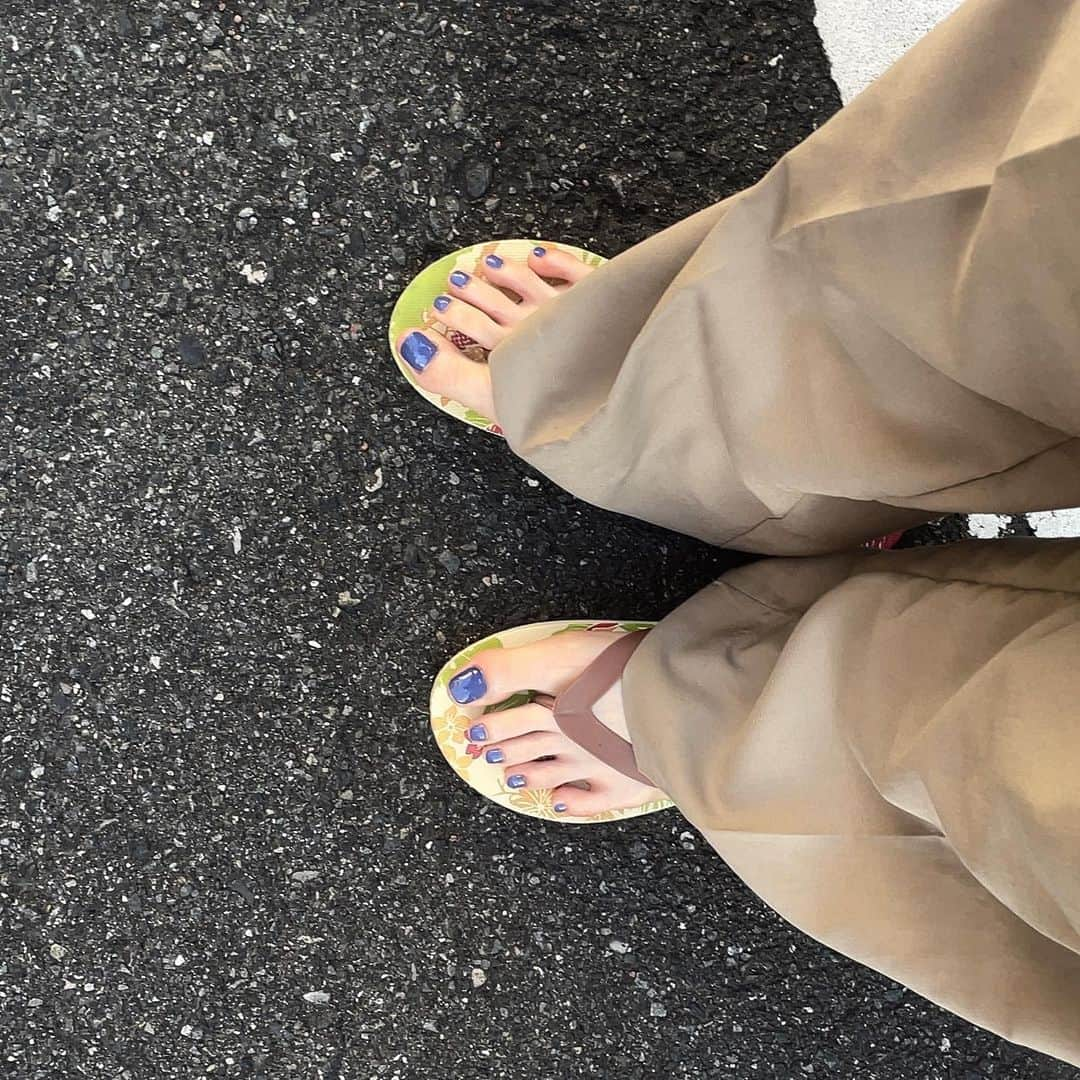 乃愛さんのインスタグラム写真 - (乃愛Instagram)「マニキュア塗るのにスニーカーで行っちゃったから ネイルのお姉さんが貸してくれたビーサン🌺」6月26日 23時31分 - _0w022