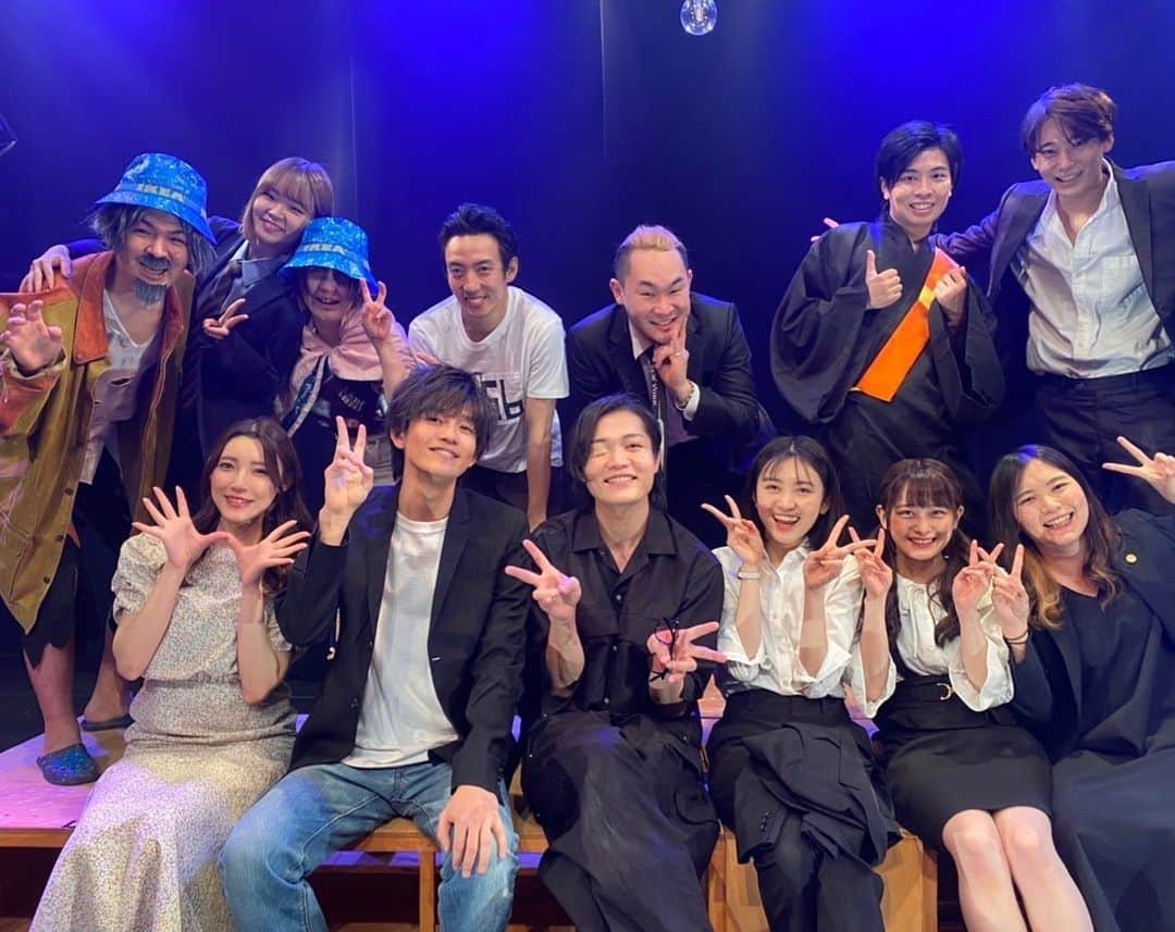 森沢かなさんのインスタグラム写真 - (森沢かなInstagram)「. 2022.6.15-6.19 舞台「ショボとノンキ」 アフタートークも含め、無事にすべて終了いたしました！  ご観劇くださったみなさまありがとうございました！ たくさんの応援札もとても励みになりました！  私はノンキの母親と母親に似ているアリスの二役を演じさせていただきました。 どちらも作品の中で大事な役だったと思うし、 今までより成長した姿を絶対見せたかったので 正直プレッシャーみたいなものもありました。。 でも今の私なりに精一杯二人を生きれたかなと思います。  稽古から約1ヶ月、とっても濃い時間を一緒に過ごしたカンパニーのみんながほんとに大好き！ 千秋楽のWカーテンコールでは終わるのが寂しくて涙を我慢するのが大変だった笑 とても良い経験をさせていただきました。 またどこか板の上で会えますように。  #舞台 #ショボとノンキ #ぐりむの法則」6月26日 23時40分 - morisawa_kana