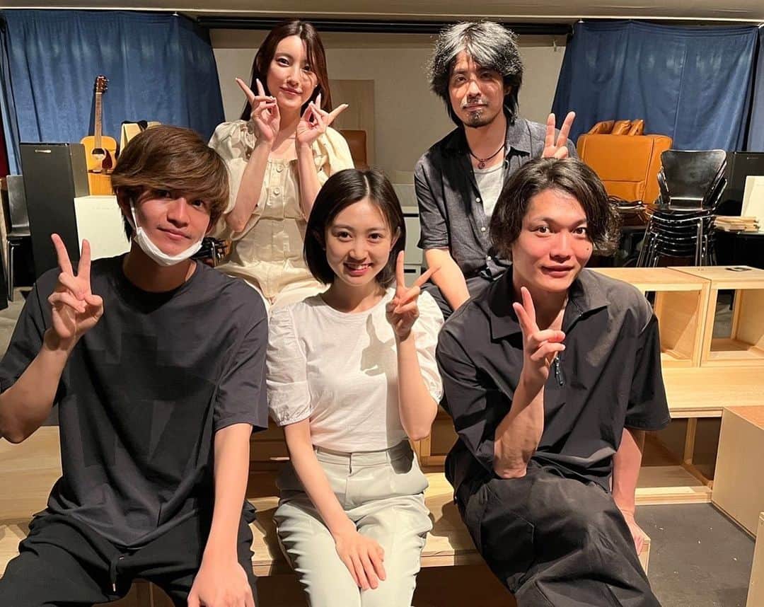 森沢かなさんのインスタグラム写真 - (森沢かなInstagram)「. 2022.6.15-6.19 舞台「ショボとノンキ」 アフタートークも含め、無事にすべて終了いたしました！  ご観劇くださったみなさまありがとうございました！ たくさんの応援札もとても励みになりました！  私はノンキの母親と母親に似ているアリスの二役を演じさせていただきました。 どちらも作品の中で大事な役だったと思うし、 今までより成長した姿を絶対見せたかったので 正直プレッシャーみたいなものもありました。。 でも今の私なりに精一杯二人を生きれたかなと思います。  稽古から約1ヶ月、とっても濃い時間を一緒に過ごしたカンパニーのみんながほんとに大好き！ 千秋楽のWカーテンコールでは終わるのが寂しくて涙を我慢するのが大変だった笑 とても良い経験をさせていただきました。 またどこか板の上で会えますように。  #舞台 #ショボとノンキ #ぐりむの法則」6月26日 23時40分 - morisawa_kana