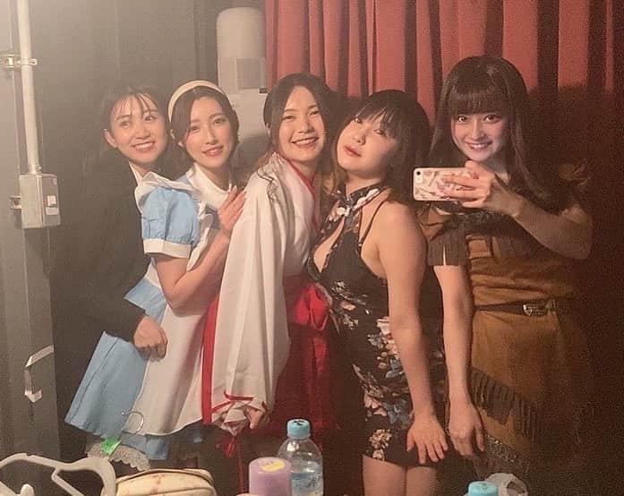 森沢かなさんのインスタグラム写真 - (森沢かなInstagram)「. 2022.6.15-6.19 舞台「ショボとノンキ」 アフタートークも含め、無事にすべて終了いたしました！  ご観劇くださったみなさまありがとうございました！ たくさんの応援札もとても励みになりました！  私はノンキの母親と母親に似ているアリスの二役を演じさせていただきました。 どちらも作品の中で大事な役だったと思うし、 今までより成長した姿を絶対見せたかったので 正直プレッシャーみたいなものもありました。。 でも今の私なりに精一杯二人を生きれたかなと思います。  稽古から約1ヶ月、とっても濃い時間を一緒に過ごしたカンパニーのみんながほんとに大好き！ 千秋楽のWカーテンコールでは終わるのが寂しくて涙を我慢するのが大変だった笑 とても良い経験をさせていただきました。 またどこか板の上で会えますように。  #舞台 #ショボとノンキ #ぐりむの法則」6月26日 23時40分 - morisawa_kana