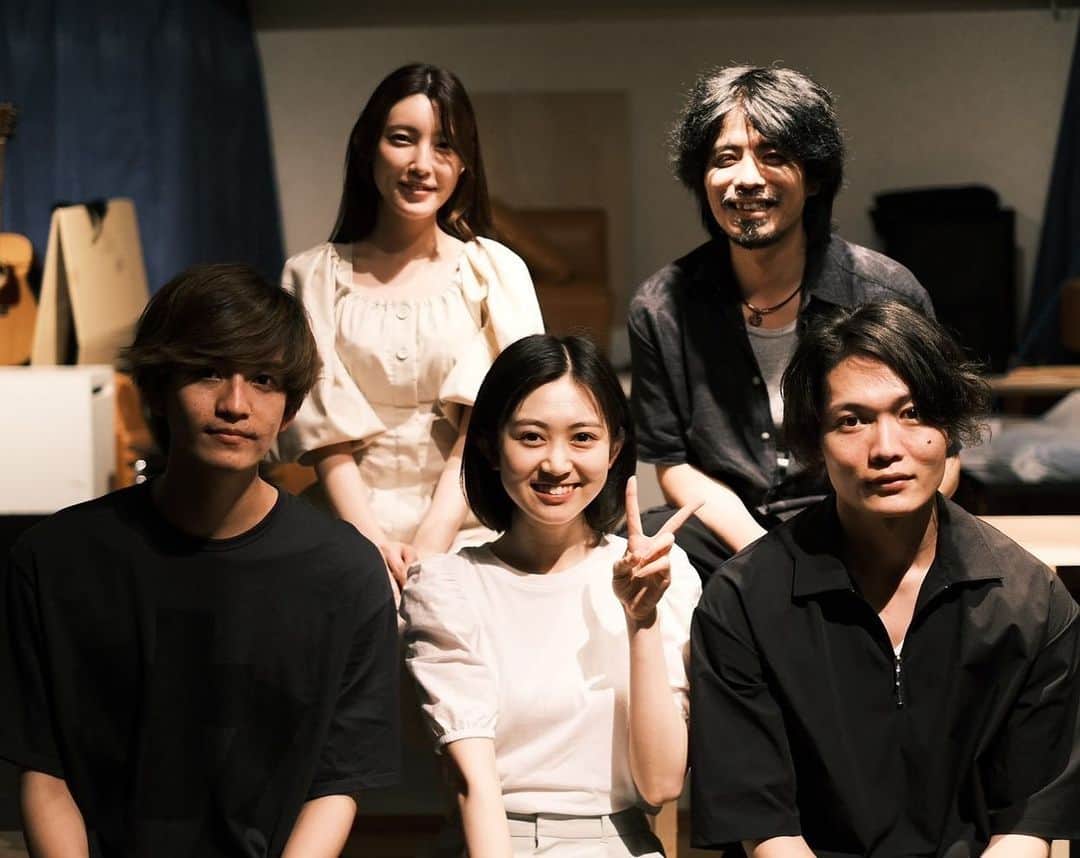 森沢かなさんのインスタグラム写真 - (森沢かなInstagram)「. 2022.6.15-6.19 舞台「ショボとノンキ」 アフタートークも含め、無事にすべて終了いたしました！  ご観劇くださったみなさまありがとうございました！ たくさんの応援札もとても励みになりました！  私はノンキの母親と母親に似ているアリスの二役を演じさせていただきました。 どちらも作品の中で大事な役だったと思うし、 今までより成長した姿を絶対見せたかったので 正直プレッシャーみたいなものもありました。。 でも今の私なりに精一杯二人を生きれたかなと思います。  稽古から約1ヶ月、とっても濃い時間を一緒に過ごしたカンパニーのみんながほんとに大好き！ 千秋楽のWカーテンコールでは終わるのが寂しくて涙を我慢するのが大変だった笑 とても良い経験をさせていただきました。 またどこか板の上で会えますように。  #舞台 #ショボとノンキ #ぐりむの法則」6月26日 23時40分 - morisawa_kana