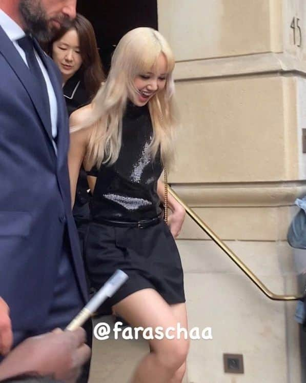 リサさんのインスタグラム写真 - (リサInstagram)「The main event on her way to the venue. 🔥🔥  #LISAXCELINE LALISA HUMAN CELINE #LISAatCelinePFW22 . . . #LISA #LALISA #리사 #블랙핑크 #BLACKPINK #LALISAMANOBAN #LALISAMANOBAL #blackpinklisa #lisablackpink」6月27日 4時05分 - lisa.blackpink