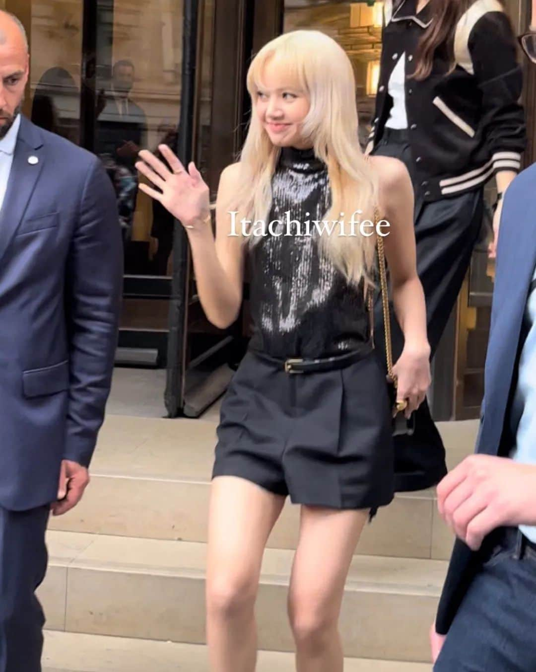 リサさんのインスタグラム写真 - (リサInstagram)「The main event on her way to the venue. 🔥🔥  #LISAXCELINE LALISA HUMAN CELINE #LISAatCelinePFW22 . . . #LISA #LALISA #리사 #블랙핑크 #BLACKPINK #LALISAMANOBAN #LALISAMANOBAL #blackpinklisa #lisablackpink」6月27日 4時05分 - lisa.blackpink