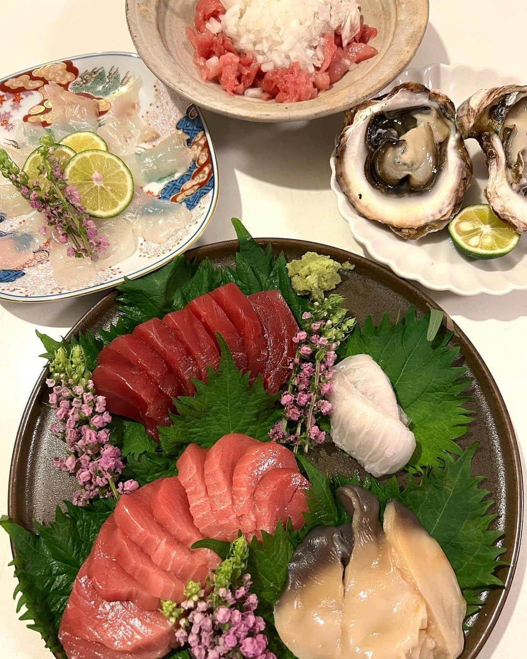 甘糟記子さんのインスタグラム写真 - (甘糟記子Instagram)「土曜日の夜は子供達と食べる時間がバラバラで、大人バージョン！  今回は控えめに（笑）  お刺身は鮪とヒラメ、ヒラメのエンガワ、北寄貝、岩牡蠣です(o^^o)後から忘れてた車海老の酒蒸し。しかも食べ終わる頃の写真になってる（笑）  ヒラメは薄造りにしてポン酢で。 これだと息子殿がフグみたいと喜ぶ（笑） あとネギトロは玉ねぎで。 これをご飯にガバッとのせて、上から醤油をタラリとして食べると最高\(//∇//)\ ちなみに、醤油は金沢の少し甘味のあるものを使ってます(≧∀≦)  牡蠣はパパから岩牡蠣が食べたいとリクエストされ、初日は小さめサイズの種類のものを。  全部美味しかったでーす╰(*´︶`*)╯♡  #甘糟ご飯#豊洲市場#仕入れ#刺身盛り#幸せ#美味しかった#本鮪#ヒラメ#御馳走」6月27日 6時06分 - norihey924