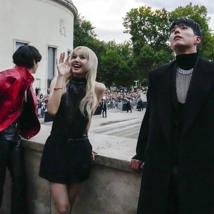 リサさんのインスタグラム写真 - (リサInstagram)「LISA , V of BTS and Park Bogum at CELINE SS23 Menswear "Dysfunctional Bauhaus" show at Palais de Tokyo, Paris, France  #LISAXCELINE #DYSFUNCTIONALBAUHAUS  #LISAatCelinePFW22  #DYSFUNCTIONALBAUHAUS  . . . #LISA #LALISA #리사 #블랙핑크 #BLACKPINK #LALISAMANOBAN #LALISAMANOBAL #blackpinklisa #lisablackpink」6月27日 7時22分 - lisa.blackpink