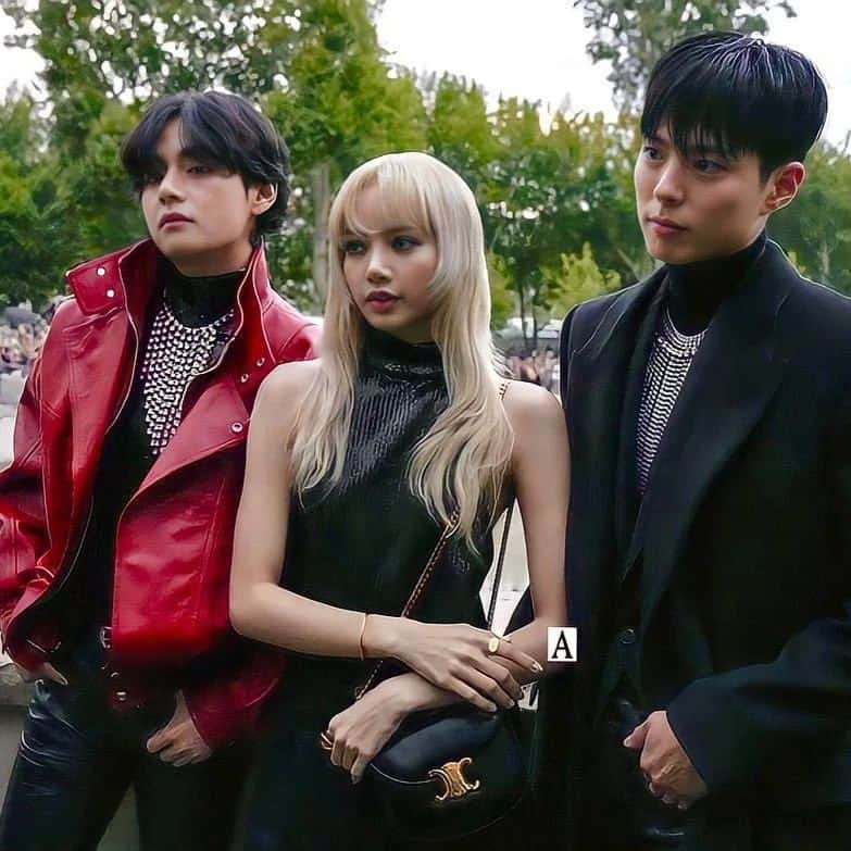 リサさんのインスタグラム写真 - (リサInstagram)「LISA , V of BTS and Park Bogum at CELINE SS23 Menswear "Dysfunctional Bauhaus" show at Palais de Tokyo, Paris, France  #LISAXCELINE #DYSFUNCTIONALBAUHAUS  #LISAatCelinePFW22  #DYSFUNCTIONALBAUHAUS  . . . #LISA #LALISA #리사 #블랙핑크 #BLACKPINK #LALISAMANOBAN #LALISAMANOBAL #blackpinklisa #lisablackpink」6月27日 7時22分 - lisa.blackpink