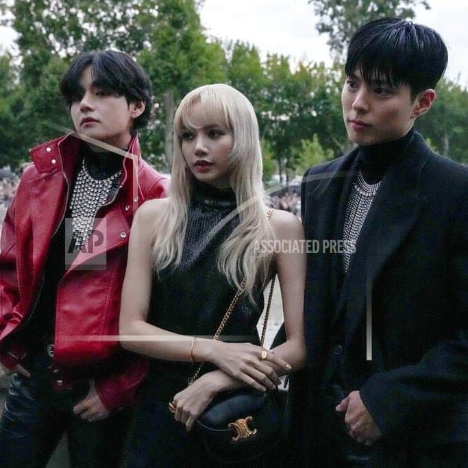 リサさんのインスタグラム写真 - (リサInstagram)「LISA , V of BTS and Park Bogum at CELINE SS23 Menswear "Dysfunctional Bauhaus" show at Palais de Tokyo, Paris, France  #LISAXCELINE #DYSFUNCTIONALBAUHAUS  #LISAatCelinePFW22  #DYSFUNCTIONALBAUHAUS  . . . #LISA #LALISA #리사 #블랙핑크 #BLACKPINK #LALISAMANOBAN #LALISAMANOBAL #blackpinklisa #lisablackpink」6月27日 7時22分 - lisa.blackpink