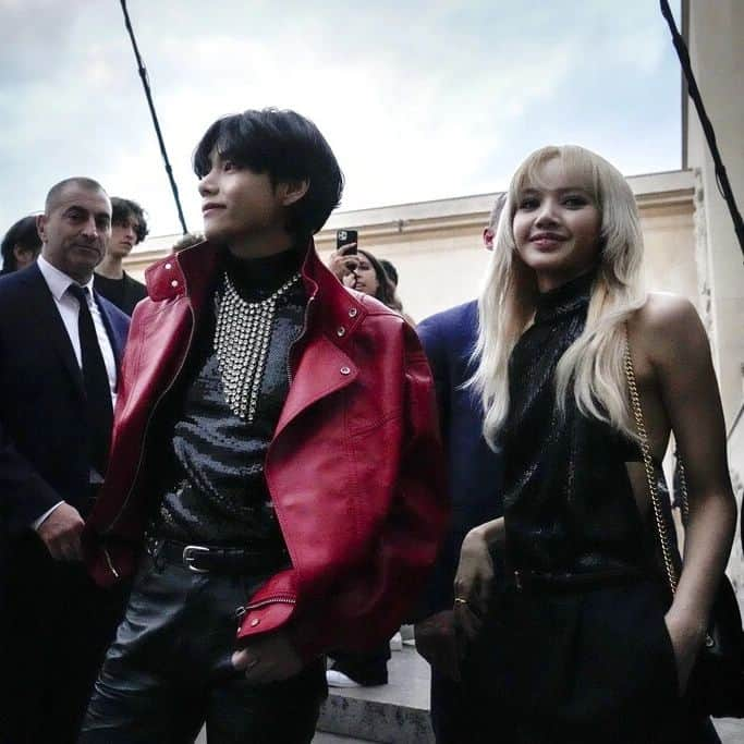 リサさんのインスタグラム写真 - (リサInstagram)「LISA , V of BTS and Park Bogum at CELINE SS23 Menswear "Dysfunctional Bauhaus" show at Palais de Tokyo, Paris, France  #LISAXCELINE #DYSFUNCTIONALBAUHAUS  #LISAatCelinePFW22  #DYSFUNCTIONALBAUHAUS  . . . #LISA #LALISA #리사 #블랙핑크 #BLACKPINK #LALISAMANOBAN #LALISAMANOBAL #blackpinklisa #lisablackpink」6月27日 7時22分 - lisa.blackpink