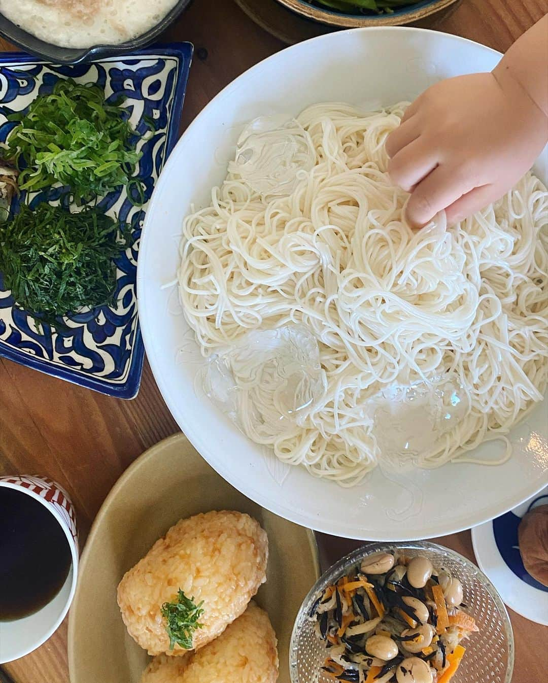 古谷有美さんのインスタグラム写真 - (古谷有美Instagram)「👩🏻‍🍳 新しく仲間入りした馬場さんの真っ白なお皿。 麻婆茄子豆腐、 素麺でそれぞれ使ってみた。 (そーめんドロボウ約一名) うん、どちらもいい感じです！  なんとも素敵な唐草模様が彫られていて、軽くて、丈夫で、食洗機OK(ここ大事)！  麻婆茄子豆腐は、 麻婆茄子も麻婆豆腐も大好きで選べない優柔不断さに困ってできた 我が家の定番メニューです。 お豆腐は木綿がおすすめ。 今回は筍も入れたら食感が良くて美味しかった！ あとはひじきとお豆を炊いて きゅうりは塩麹とろく助の塩で浅漬けに。 アボカドはいつもの。 とろろとほうれん草のお味噌汁でほっこり。  素麺のお供には味噌おにぎり。 子供のころ、祖母や母がおやつに作ってくれたの だーーーーーーいすきだった。 そんな猛暑の週末の食卓。  #暑いときこそ食べるに限る」6月27日 9時24分 - yuumifuruya