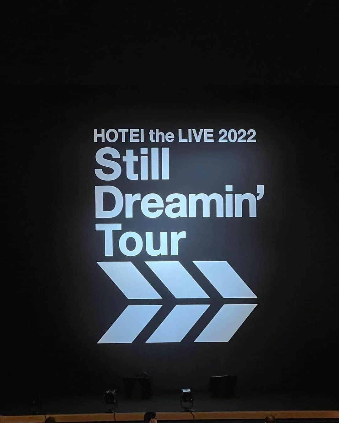 長野智子さんのインスタグラム写真 - (長野智子Instagram)「来日中の友人と、布袋寅泰さんの「Still Dreamin’ Tour」ツアーへ🚗　  まるで海外のライブみたいにスタイリッシュで尖っているけど優しくて、素晴らしいライブでした❣️  2年半ぶりに海外からの友人に会えたり、ライブもまだ声は出せないけど100%満席だったり。  ようやく戻ってきたなあ、本当に皆んながんばって乗り越えてきたなあ、と盛り上がりまくる会場で、なんか胸熱でした☺️  #布袋寅泰　さん #stilldreaming  #さいたま市文化センター」6月27日 10時02分 - naganotomoko