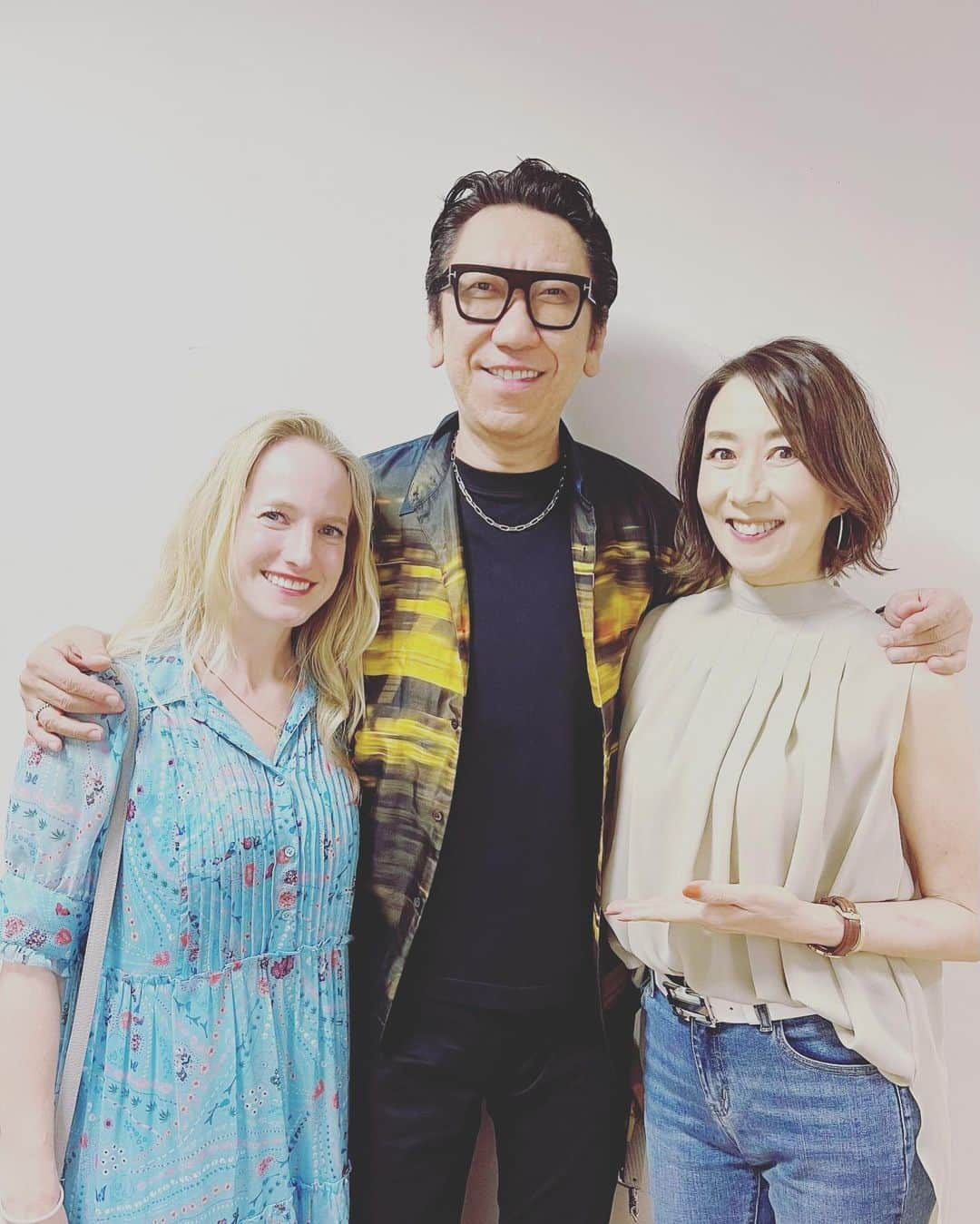 長野智子さんのインスタグラム写真 - (長野智子Instagram)「来日中の友人と、布袋寅泰さんの「Still Dreamin’ Tour」ツアーへ🚗　  まるで海外のライブみたいにスタイリッシュで尖っているけど優しくて、素晴らしいライブでした❣️  2年半ぶりに海外からの友人に会えたり、ライブもまだ声は出せないけど100%満席だったり。  ようやく戻ってきたなあ、本当に皆んながんばって乗り越えてきたなあ、と盛り上がりまくる会場で、なんか胸熱でした☺️  #布袋寅泰　さん #stilldreaming  #さいたま市文化センター」6月27日 10時02分 - naganotomoko