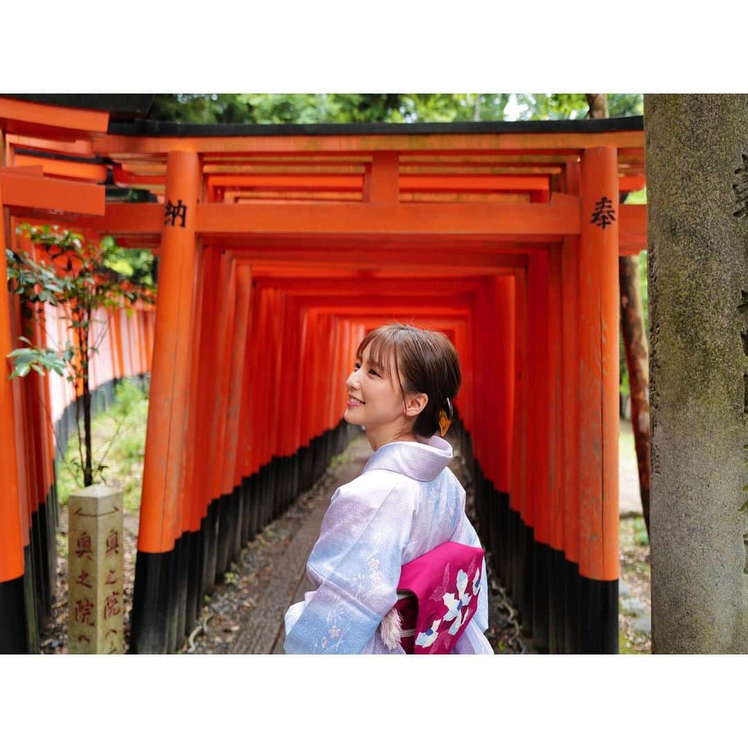 真野恵里菜さんのインスタグラム写真 - (真野恵里菜Instagram)「京都旅行① 旅行で行くのは中学生の修学旅行以来！ . . 着物を着付けていただいて 伏見稲荷大社へ⛩ さすがに山頂までは行くことは諦め 途中まで登って降りてきて きつねうどんを食べました😋 ②へ続く・・・！ #いつかの休日 #京都 #着物レンタル #伏見稲荷大社 #Fushimiinaritaisha #きつねうどん #岳カメラ 久しぶりにハッシュタグいっぱい！笑 ※撮影の時だけマスク外しました。」6月27日 11時16分 - erinamano_official