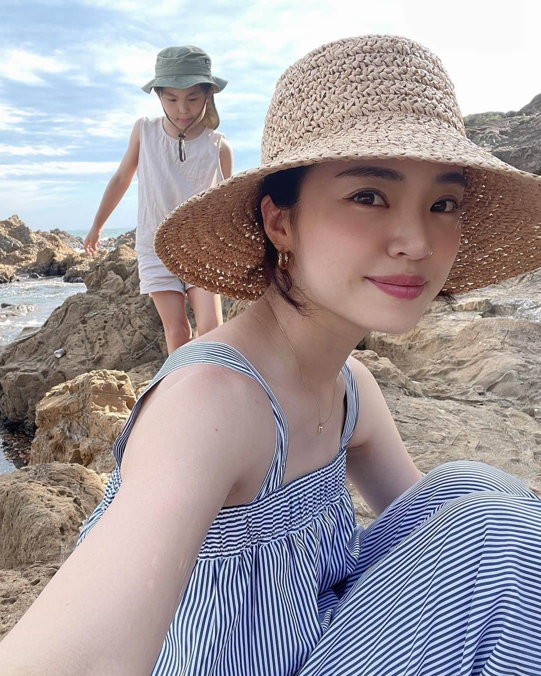 春名亜美さんのインスタグラム写真 - (春名亜美Instagram)「昨日のお洋服🦀 太陽ジリっジリだったけど、おっきい麦わらハットのおかげで助かりました☀️👒  #オールインワン @aluna.jp.official  #麦わらハット @cosstores_jp  #ビーサン @oldnavy  ・ ・ ・ #海コーデ #ママコーデ #cos #oldnavy #ビーサンコーデ」6月27日 11時18分 - amiharunaami