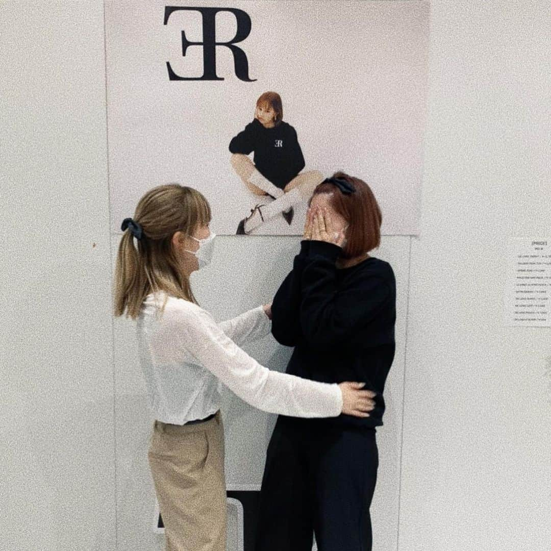 emmaさんのインスタグラム写真 - (emmaInstagram)「🪩ER DEBUT POP UP STORE🪩   ご来場頂いた皆様本当にありがとうございました。 3日のPOP UP STORE 無事に終了致しました🙏🏻 たくさんの方に直接ERの魅力をご紹介できて なんとも夢のような時間でした🦋余韻が抜けない~🫧 夢だったのでは？と思うくらいあっという間の3日間でした。  そして２年半ぶりに近くでみんなに会えて 私がたくさんパワーと元気を頂いちゃったな☺️ みんなみんなありがとー！  そしてPOP UP STOREと共に走り出したERですが、 皆様から愛され長く様に尽力してまいります🫡  達成感が凄すぎて最後のお客様が帰って璃乃の顔見た瞬間 堪えてた感情やこれまでの事がぶぁぁぁと溢れて 大号泣してました😂 達成感で涙が出るって幸せ者です🫰🏻  @_er_offi」6月27日 11時59分 - okss2121