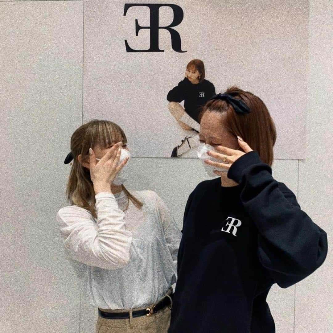 emmaさんのインスタグラム写真 - (emmaInstagram)「🪩ER DEBUT POP UP STORE🪩   ご来場頂いた皆様本当にありがとうございました。 3日のPOP UP STORE 無事に終了致しました🙏🏻 たくさんの方に直接ERの魅力をご紹介できて なんとも夢のような時間でした🦋余韻が抜けない~🫧 夢だったのでは？と思うくらいあっという間の3日間でした。  そして２年半ぶりに近くでみんなに会えて 私がたくさんパワーと元気を頂いちゃったな☺️ みんなみんなありがとー！  そしてPOP UP STOREと共に走り出したERですが、 皆様から愛され長く様に尽力してまいります🫡  達成感が凄すぎて最後のお客様が帰って璃乃の顔見た瞬間 堪えてた感情やこれまでの事がぶぁぁぁと溢れて 大号泣してました😂 達成感で涙が出るって幸せ者です🫰🏻  @_er_offi」6月27日 11時59分 - okss2121