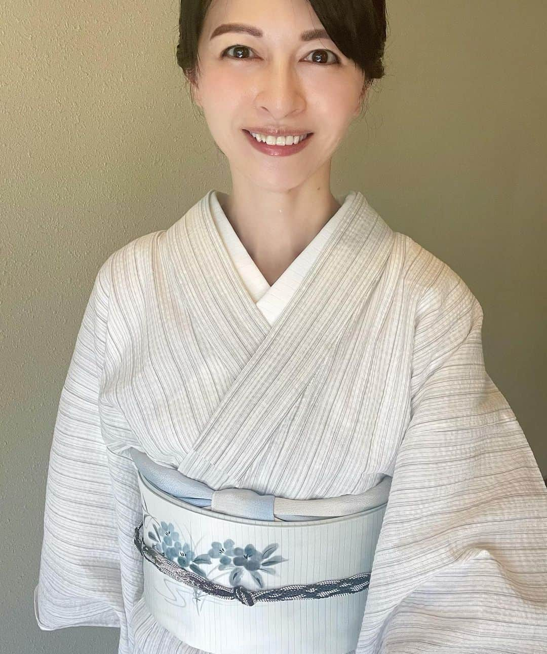 太田景子さんのインスタグラム写真 - (太田景子Instagram)「関東甲信地方、梅雨明けしましたね🎐  今朝のグッドモーニングでもお伝えした通り、これは観測史上最も早い梅雨明けです。そして梅雨期間は21日間。これも観測史上初の短すぎる梅雨…  記録的猛暑に加えて6月は異例づくしとなっていますね🗯  そんな本日ですが、わたしは放送を終えて急いでお着物に着替え再び出発です🏃！  梅雨明けしたし猛暑だしとにかく涼しげな色を🤍と思っていたら全部まっちろになってしまいました😅  一瞬、幽霊みたい😂 でもいいや🌿  東海や九州南部も同時に梅雨明け。みなさま、いま以上に暑さに気をつけていきましょうね😣💦  #梅雨明け #まとめ髪 #着物 #夏帯 #japan #japanesetraditional #kimono #costume」6月27日 13時11分 - keiko_ota1121