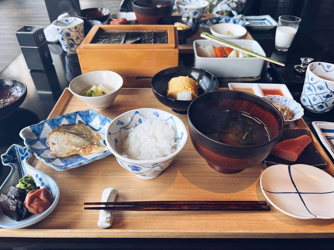 Risako Yamamotoさんのインスタグラム写真 - (Risako YamamotoInstagram)「#わっちとともかの金沢旅   🍚🐟🥢  前回2人で行った温泉旅行で、旅館では和朝食を選ぶべきだと学んで😇  やっぱりヨーグルトとカフェラテが恋しくなった朝☕️笑  #べにや無何有 #beniyamukayu #山代温泉」6月27日 15時12分 - risako_yamamoto