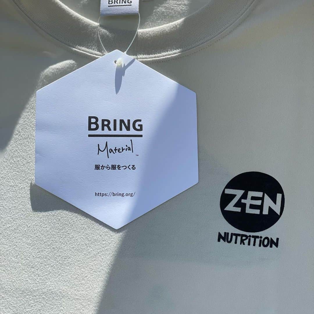 花井祐介さんのインスタグラム写真 - (花井祐介Instagram)「地元で天然成分で作られたサプリメント「ZEN NUTRITION 」 @zen_nutrition  を作っている田村さん。 ZENのTシャツのグラフィック描きました。ボディはリサイクルポリエステルのBringです。  サーフィン前に飲めばパドルが長続きするし、普段の生活で少し元気がない時にも最適ですよー。化学合成品のドリンクやサプリより天然素材を！そしてlet’s support local business! 詳しくは @zen_nutrition のサイトへ！」6月27日 15時53分 - hanaiyusuke