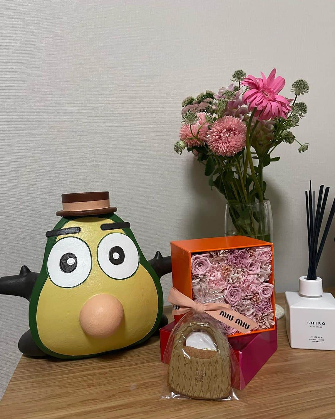 田島芽瑠さんのインスタグラム写真 - (田島芽瑠Instagram)「ついに…本日#吉祥寺ルーザーズ 最終回😭  皆さん準備はできてますかー？？？ 実は万平一平から謎の置物が我が家に届きました…。こ！これは！！！！  クランクアップのお花とアボボのツーショット♡miumiuのクッキーはみな実さんから🍪  今夜23時6分からテレビの前でお待ちしています！見てね〜  舞ちゃんのお部屋の前でパシャリ📸 #田島芽瑠 #テレビ東京 さん」6月27日 16時29分 - meru_chan_official