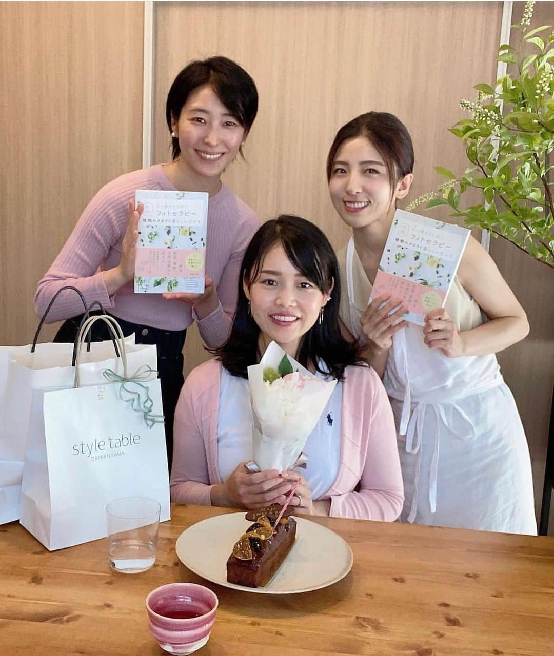 松井絵里奈さんのインスタグラム写真 - (松井絵里奈Instagram)「優しく温かい気持ちで 毎日を過ごしているお友達に会うと、こちらまで癒される。  私のごはん#えりなごはんを食べてくれて、喜んでくれて🥹  美容と健康のお話や、 日々感じている大切な事のシェアをして…♡かけがえのない時間。  この日はナチュラルライフコーチである、 @mayapr8  まやちゃんのお誕生日とまやちゃんの著書『体と心がととのうフィトセラピー植物のチカラを暮らしに生かす』出版おめでとう会♪  まやちゃんの本は、日々のカラダのちょっとした不調や変化にそっと寄り添ってくれたり、HAPPYな毎日にさらに幸せをプラスしてくれるような植物の使い方が紹介されています。  そして、一緒にお祝いさせてもらった @hisakokobayashi_  ひさこちゃんは、地球環境に配慮した 優しい香りのブランドを立ち上げられていて、 OMOU(オモウ)の香りには、私も日々心癒されています🤤✨ @omou_official   自然な香り好きな私は、色々なシーンでアロマを愉しんでいます(˶ˊᵕˋ˵)  大好きなお友達とお話ししたり、 香りに癒されたり、健康なお食事を作ったりするのは 美容と健康に欠かせないエッセンスです🌿🕊  #優しい気持ち #温かい気持ち #幸せ#植物のある生活 #香りのある生活 #うさぎちゃんの会 #同い年のお友達 #大好きなお友達 #美容と健康 @mayapr8  @hisakokobayashi_  @omou_official」6月27日 16時47分 - erina74xx