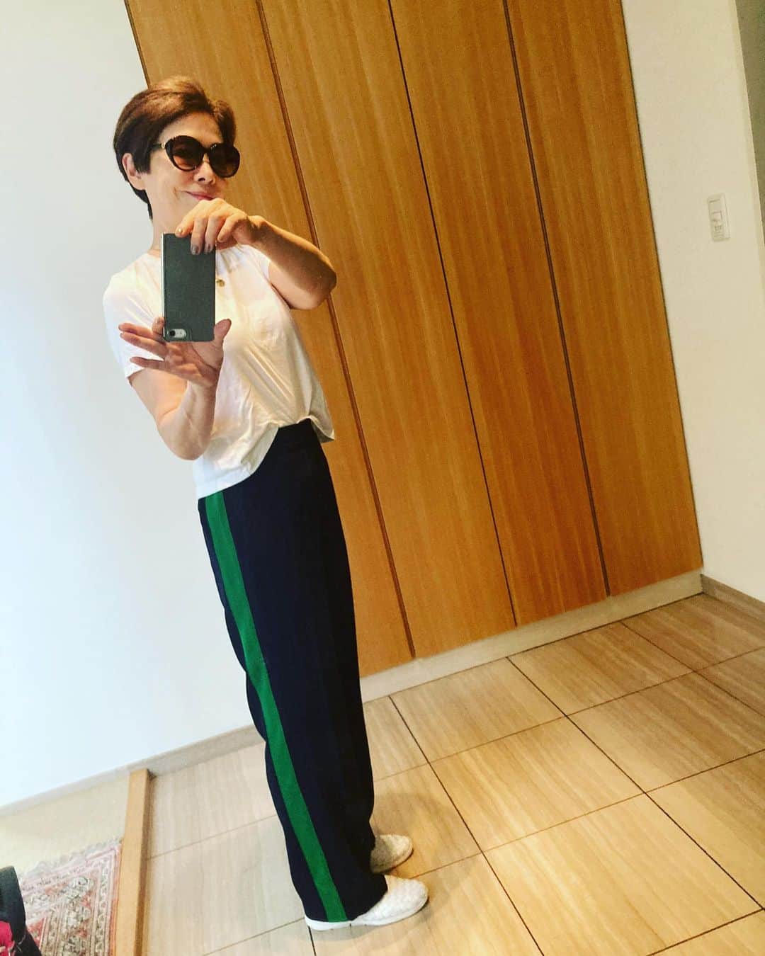 安藤優子さんのインスタグラム写真 - (安藤優子Instagram)「買い出しへ！  仕事が一段落したので、買い出しに行ってきます。  グリーンのラインがポイントのこのパンツは、素材がベラっとしていて涼しいので、快適です。  白Tシャツと合わせて、ワンマイルコーデです。  では行ってきます‼️  ファッションチェックはリンでした（笑）  #ワンマイルコーデ   #フレンチブルドッグ  #安藤優子」6月27日 17時03分 - yukoando0203