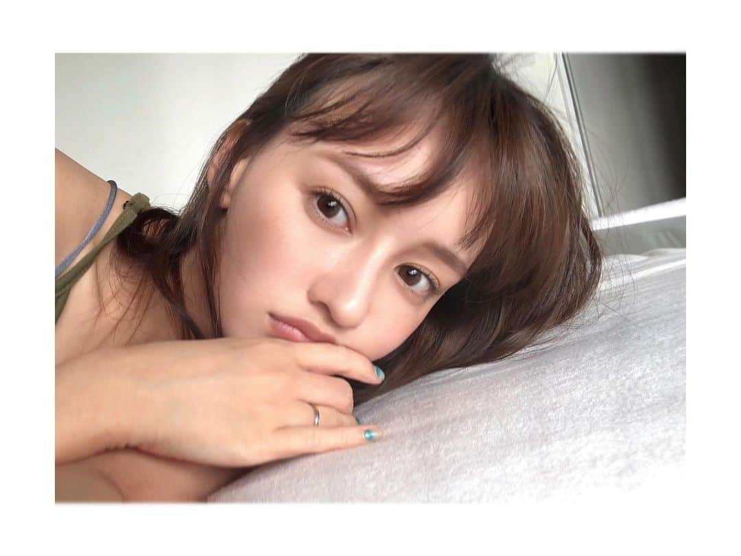 渡部麻衣さんのインスタグラム写真 - (渡部麻衣Instagram)「はーちゃんが生まれてから スーパー出不精だった私も 公園や保育園の送り迎えなどで 外に出る機会が増えました😉 ⁡ ...なので着々と日焼けをしております。  ⁡ (この前足の甲に日焼け止め塗り忘れて バレエシューズ履いて外でたら くっきり跡が残ってしまいましたっ🩴) ⁡ 私すんごい焼けやすいのよ。  でもって敏感肌だから 美白スキンケアはなかなか合うものがなくて アームウォーマーや日傘などで 物理的に紫外線をカットするしかなく...🤔 ⁡ でも日を浴びない選択肢はないから もう美白とかいいやって 諦めてたんだけどやっと出会いました… ファンケルのホワイトニング 化粧液・乳液。  これ、、、、私でも使えたよー!!!😭👏✨✨✨ ⁡  本気の美白ケアをしたいと願う 美白スキンケアにお困りの皆様朗報ですよ‼︎‼︎ ⁡ 徹底無添加*にこだわってるから お肌が喜ぶし、ちゃんと独自の ビタミン C がしっかり配合されてるので 美白ケアが出来るんです！ ⁡ しかもすごい濃厚で伸びが良いから 少量でしっか り潤うの。つまり天才🫣 ⁡ これから本格的な(恐怖の)夏が来ますが← 強い味方が出来たので皆様とも共有♡ ⁡ web動画にも出演させてもらってるので そちらも是非見てみてねーーーっ！ 商品のことがもっと詳しく分かるよ😉 ⁡ @fancl_official #ファンケル #ファンケルホワイトニング #美白ケア #無添加スキンケア #敏感肌 #PR #敏感肌にこそファンケルホワイトニング ⁡ *防腐剤・香料・合成色素・石油系界面活性剤・紫外線吸収剤不使用」6月27日 17時16分 - mmaaiipp