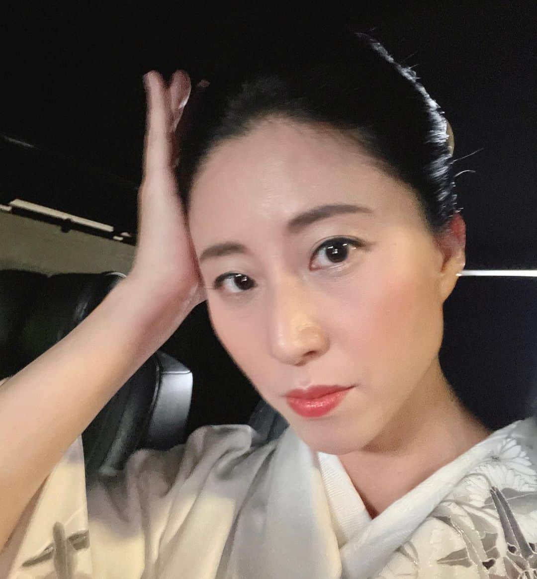 三浦瑠麗さんのインスタグラム写真 - (三浦瑠麗Instagram)「林真理子さんとの家庭画報の対談を終えて。 秋号なので袷で暑いけれども、せっかく着せていただいたので。 成謙さんの着物。」6月27日 17時30分 - lullymiura