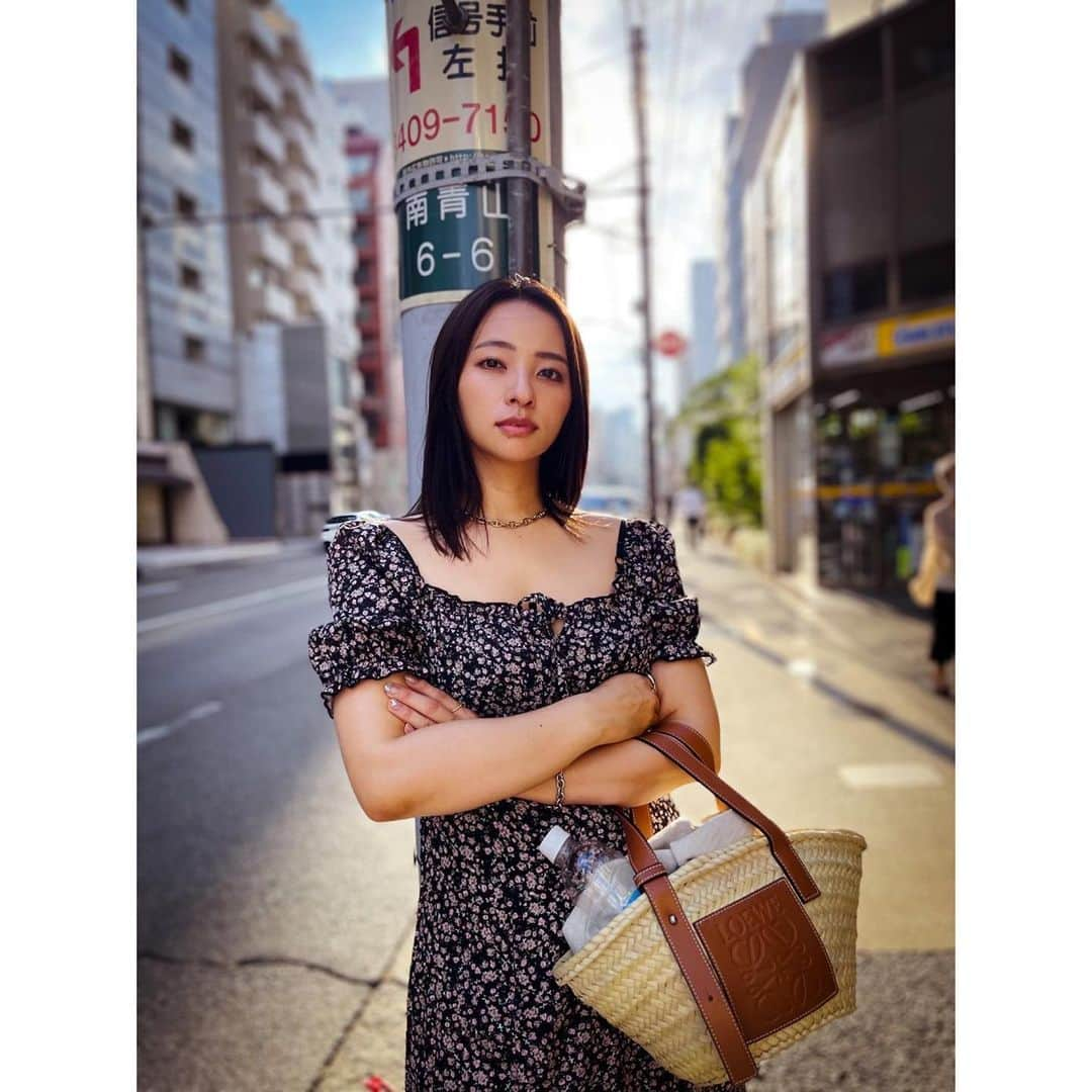 水崎綾女さんのインスタグラム写真 - (水崎綾女Instagram)「What time do you want to meet up?  待ち合わせは遅れてくる？ 早く来る？私はいつも早めタイプ。ドラマ現場もちょっと早く入って、近くのカフェでゆっくりしてから向かうのが好き❤︎  #待ち合わせ #ポートレート #iPhone #photo  #photography #camera #📷 #SHEINforall #SHEIN #fashion #ootd #dress #👗 #bag #shoes #洋服 #私服 #しふく #お洋服」6月27日 17時32分 - misakiayame