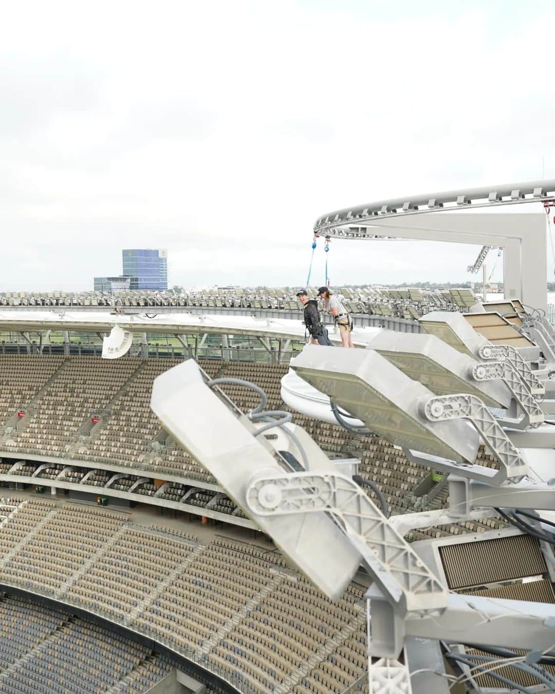 ジェームズ・フェルプスさんのインスタグラム写真 - (ジェームズ・フェルプスInstagram)「Hanging around at the @optusstadium  We saw the State of Origin game yesterday and head you can hang off the roof of the stadium...so we did! #theozoneperth #wa  #yesIHadALittleHeadRush」6月27日 17時51分 - jamesphelps_pictures