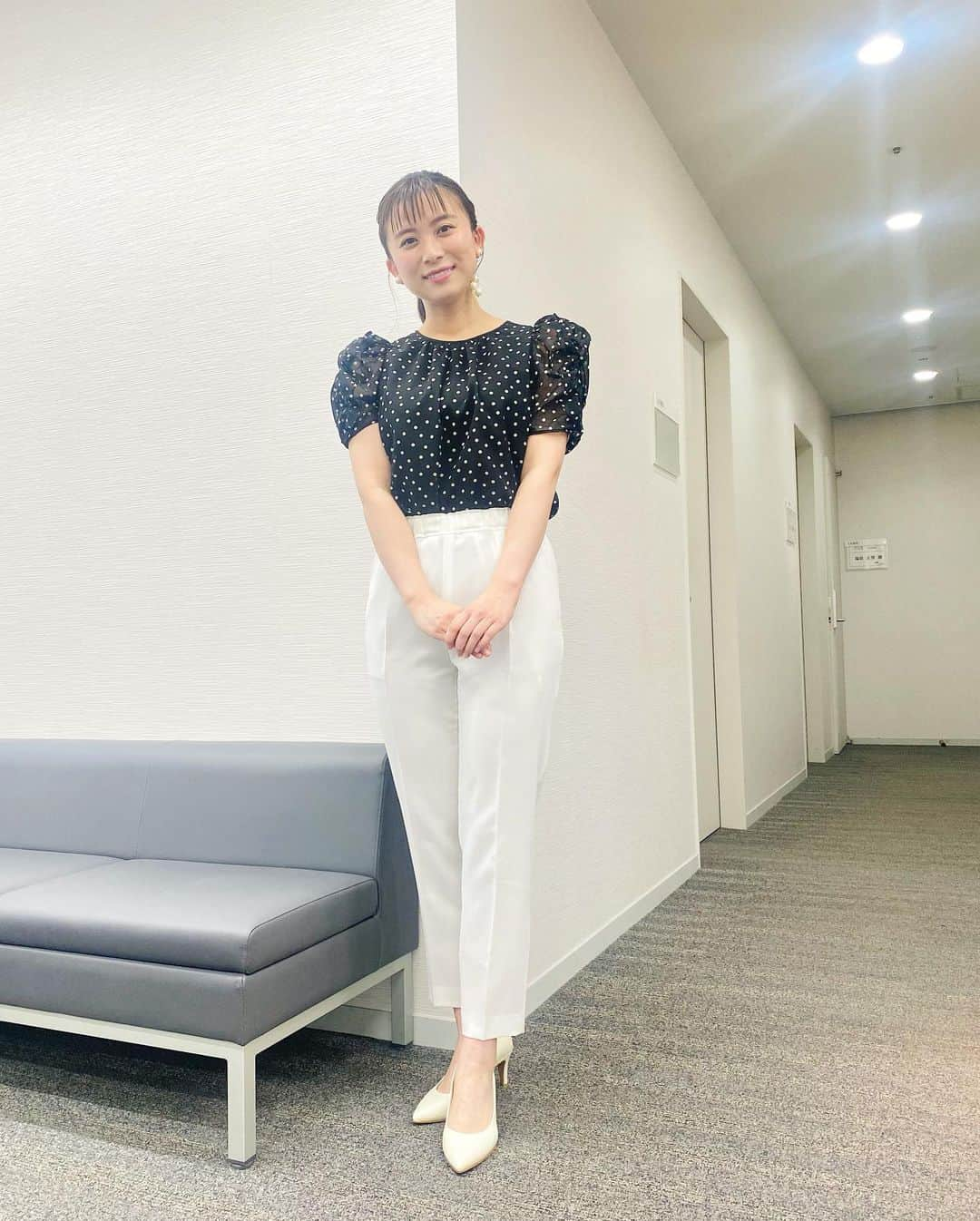 山本雪乃さんのインスタグラム写真 - (山本雪乃Instagram)「🌻 声帯炎で声が出なくなってしまい、 お休みをいただいていましたが、 今日からオンエアに戻りました。 これからゆっくり治していきます！  改めて今週もよろしくお願いいたします🐥  #丁寧な暮らしがしたい  という思いが込められた写真を撮ってみました🙃 （大好きなドラマを匂わせてみました🍽）  花瓶は、 実家に何十年も前からあったものや、 亡くなった祖母の形見の備前焼👵 おしゃれな花瓶に憧れますが、 古い友人みたいな感じで 一緒に暮らしていて落ち着きます😂  また今朝は新井さんにお土産をいただきました😊 美味しそうでいただくのが楽しみです✨  🍙明太子とネギ💓 また新しく20種類50個のおにぎりが届きました🥹 ありがたい。  #衣装 : @strawberry_fields_official」6月27日 17時58分 - yukino_yamamoto5