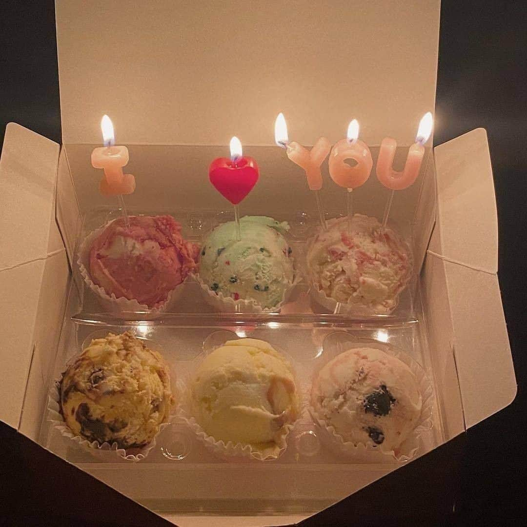 R i R y (リリー)さんのインスタグラム写真 - (R i R y (リリー)Instagram)「『 #サーティーワンテイクアウト🍨🤍』　　　  お祝いにもちょっとしたご褒美に！ ホカンスで食べるのもおすすめ🌈  ✴︎---------------✴︎---------------✴︎ ▶▶掲載する写真を募集中📸 カワイイ写真が撮れたら、@velle.jp をタグ付けするか、ハッシュタグ #velle_jp をつけて投稿してみてね♪  velle編集部と一緒にカワイイで溢れるvelleを創っていこう😚🤍  ✴︎---------------✴︎---------------✴︎ #おうちカフェ #サーティーン #誕生日 #サーティワン #サーティワンアイスクリーム #アイス #31アイスクリーム #バスキンロビンス #バースデーケーキ #バースデ #baskinrobbins #キャンドル #誕生日プレゼント #誕生日サプライズ #本人不在の誕生日会 #おうちカフェ #おうちじかん #記念日 #サプライズ #誕生日会 #誕生日パーティー」6月27日 18時00分 - velle.jp