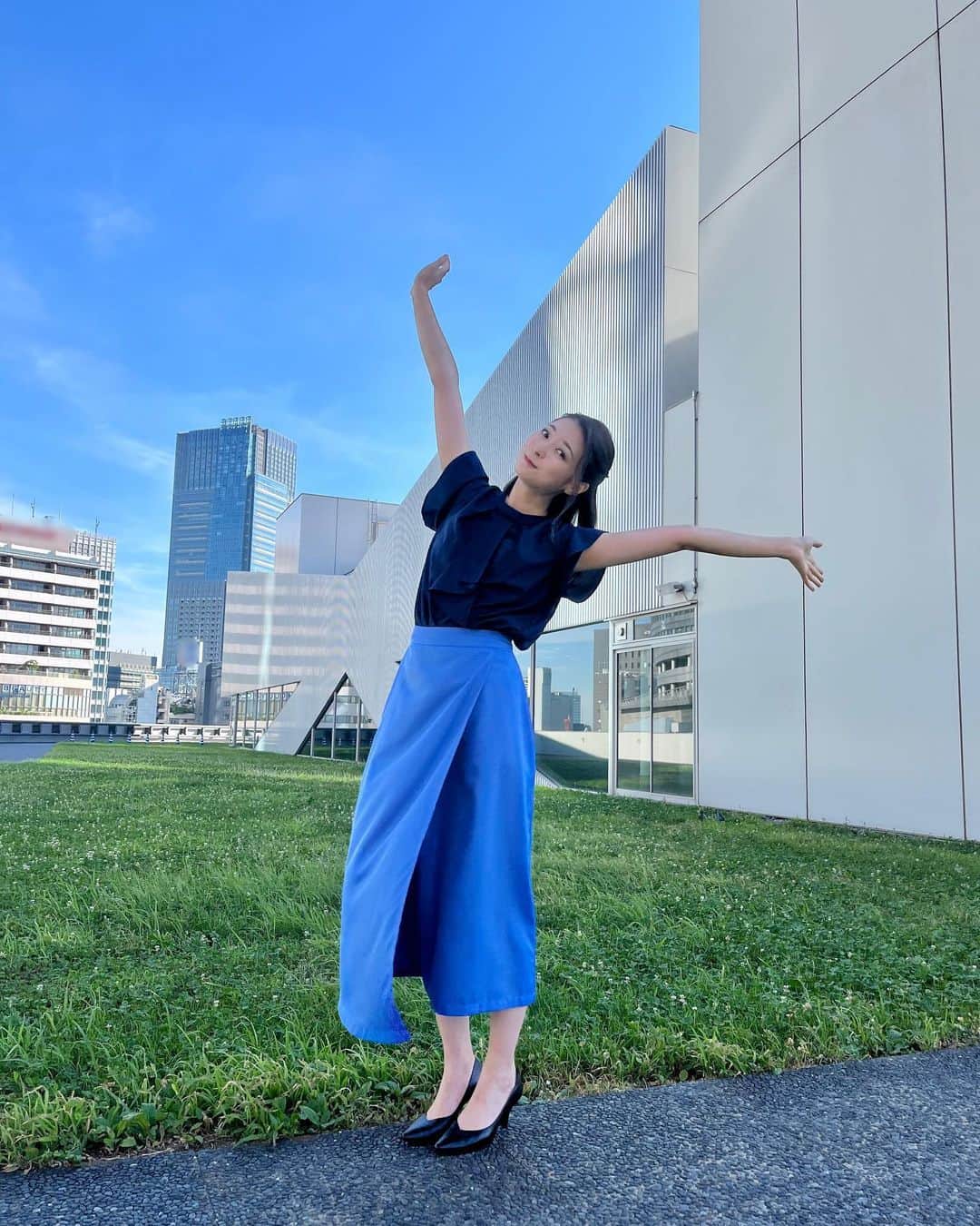 住田紗里さんのインスタグラム写真 - (住田紗里Instagram)「スカートの青が空の色とぴったりでした  トップス natural couture (@naturalcouture_official)」6月27日 18時52分 - sarisumita_ex