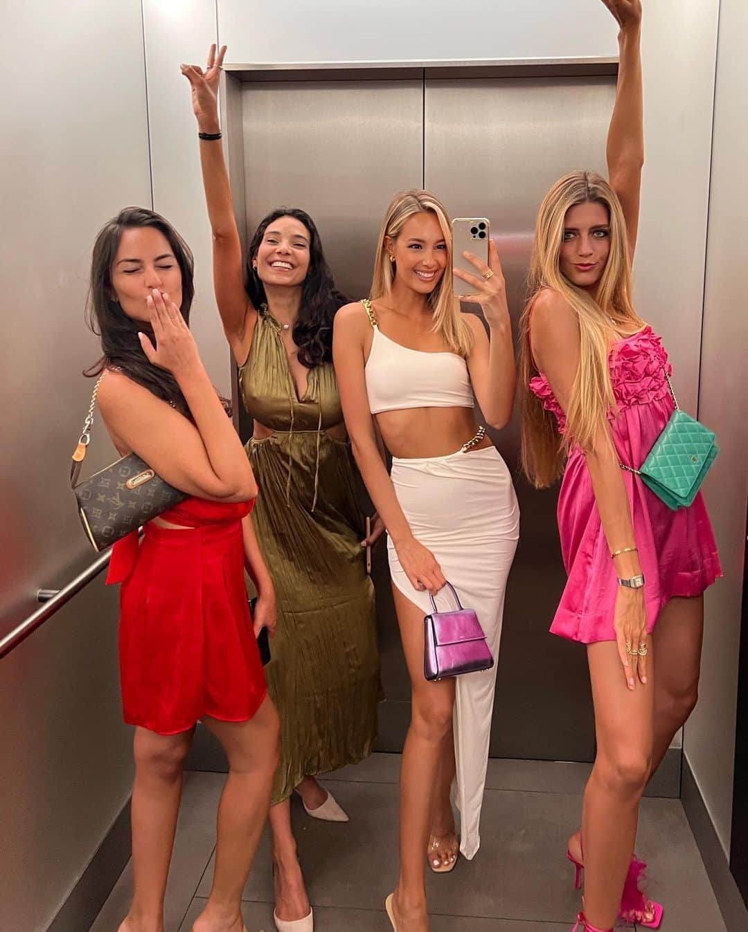 ヴィクトリア・ヴァルガさんのインスタグラム写真 - (ヴィクトリア・ヴァルガInstagram)「Bachelorette weekend Part 1😇🤍」6月27日 18時57分 - vikyvarga