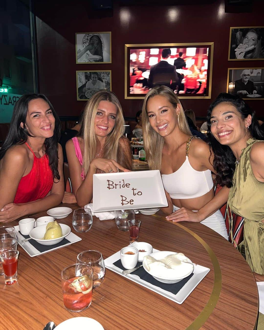 ヴィクトリア・ヴァルガさんのインスタグラム写真 - (ヴィクトリア・ヴァルガInstagram)「Bachelorette weekend Part 1😇🤍」6月27日 18時57分 - vikyvarga