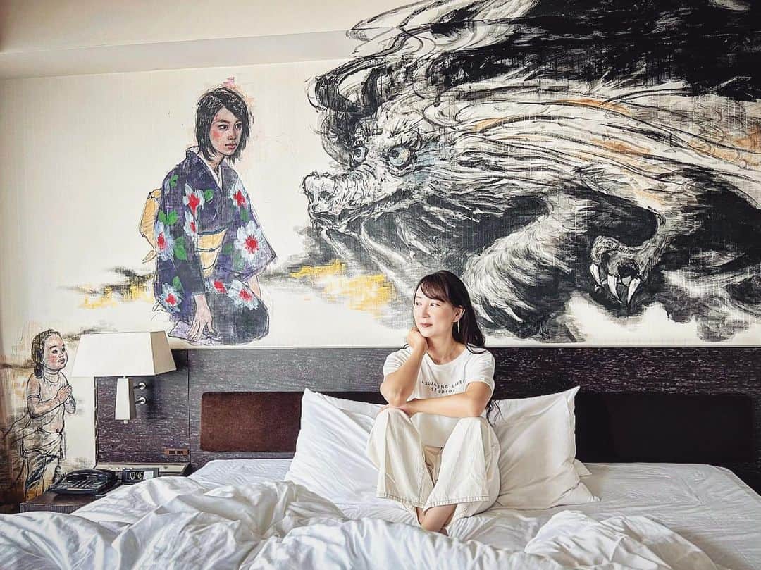 能美黎子さんのインスタグラム写真 - (能美黎子Instagram)「・ “泊まれる美術館ホテル”  「パークホテル東京 @parkhoteltokyo 」  昨年衝撃だったホテル🏨 約30部屋以上ものアーティストルームが存在するんです。  扉を開けると、各部屋別世界。  今回泊まったお部屋は、 有名アーティスト阿部清子さんが奏でる“Dragon”。 眼力のある女性像が高い評価を受けている アーティストさん。  ドラゴンの迫力は言わずもがな リアルな女性像との比較からくる表現が、 今自分に欠けている強い意志を現しているようで、 ホテルの中で自分と向き合うことのできた 素敵なお部屋でした。  窓からは東京タワーが見えるお部屋🗼  直接触れることのできる作品は、 部屋ごとに違うから、 全部屋制覇したいくらいとても独特で面白い空間。  1人用のお部屋から用意があって、 価格帯も手の届きやすい約一万円前後のお値段だから、  少し現実から離れたい 一人で考えたい 仕事を新鮮な場所でしたい アートに触れたい アートが好き 近場で楽しみたい  そんな方々は是非、 自分の好きな部屋を見つけてほしいな。  --------------------  パークホテル東京 @parkhoteltokyo  〒105-7227　東京都港区東新橋1丁目7番1号 汐留メディアタワー 03-6252-1111  --------------------  #parkhotel #parkhoteltokyo #パークホテル東京 #パークホテル東京アーティストルーム #アーティストルーム #おこもりステイ #東京女子部#都内ホテル#汐留 #ホテル女子会 #ホテルステイ #ホテル巡り#女子旅#たびじょ#フォトジェニック #フォトジェニックスポット #おすすめスポット #話題のスポット #世界にひとつ #ここでしかできないこと #週末旅行 #週末の過ごし方 #休日の過ごし方 #世界でここだけ #旅したくなるフォト #美黎旅 #たびすたぐらむ #世界で一つ#私の好きをもっと好きに　WoomyPR」6月27日 19時40分 - reikonohmi