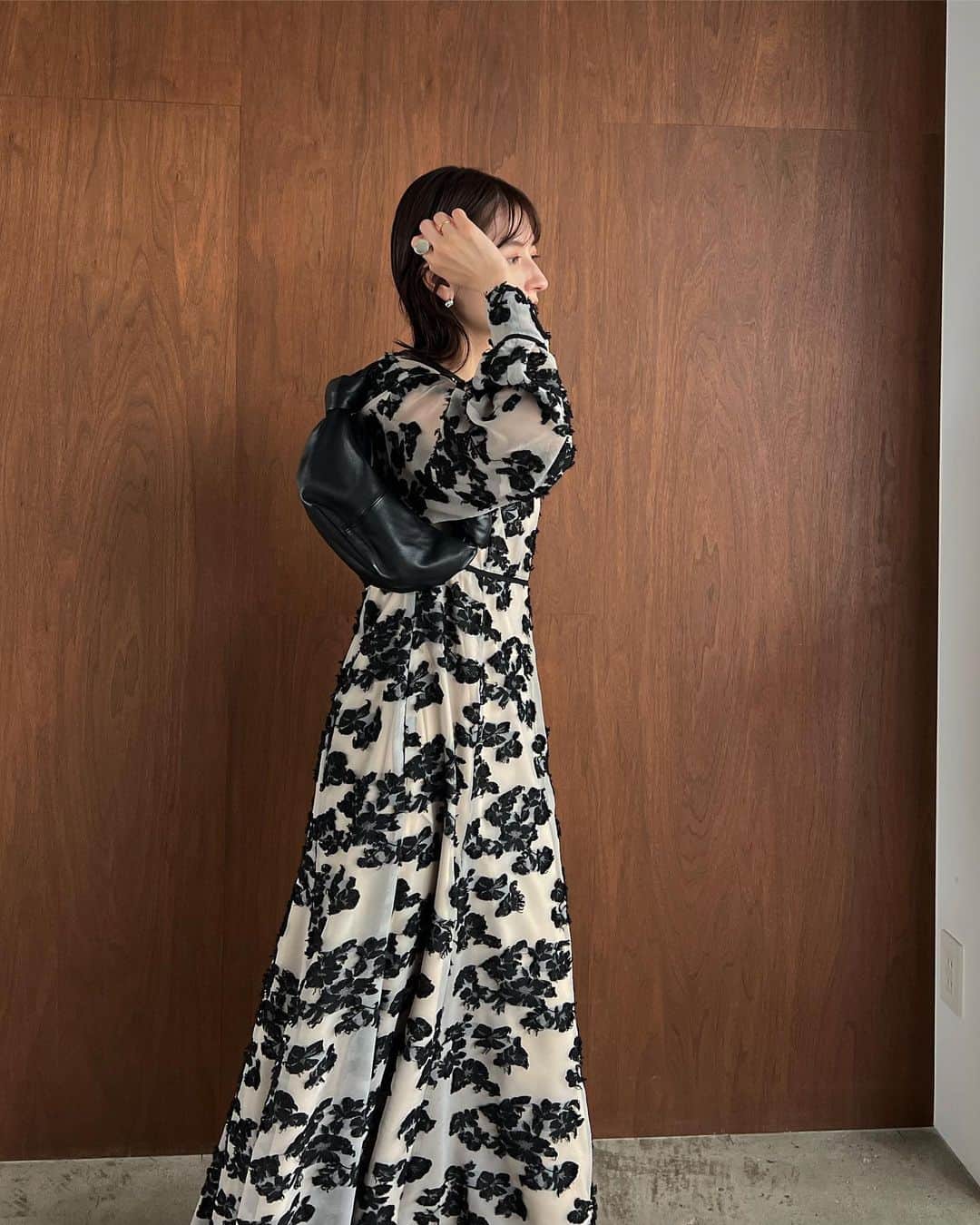 松本恵奈さんのインスタグラム写真 - (松本恵奈Instagram)「CLANEオリジナルのカットジャガードのワンピース。上品な程よい透け感の生地にフリンジのようなカットジャガードを施しました。表情豊かに流れるような花柄で、１枚で映えるCLANEらしいデザインです。スッキリした腰回りが女性らしく、高めの位置の切り替えでスタイルアップ効果もあります。オケージョンにもおすすめです♡ こちらもお楽しみにっ♡ #clane #22aw #clane22awpreorder #先行予約アイテム」6月27日 19時50分 - ena1123