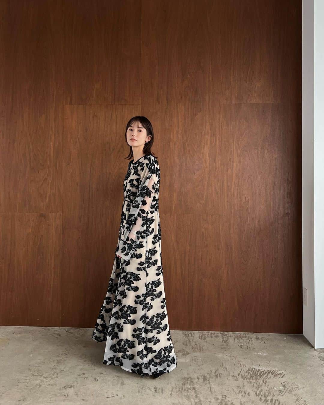 松本恵奈さんのインスタグラム写真 - (松本恵奈Instagram)「CLANEオリジナルのカットジャガードのワンピース。上品な程よい透け感の生地にフリンジのようなカットジャガードを施しました。表情豊かに流れるような花柄で、１枚で映えるCLANEらしいデザインです。スッキリした腰回りが女性らしく、高めの位置の切り替えでスタイルアップ効果もあります。オケージョンにもおすすめです♡ こちらもお楽しみにっ♡ #clane #22aw #clane22awpreorder #先行予約アイテム」6月27日 19時50分 - ena1123