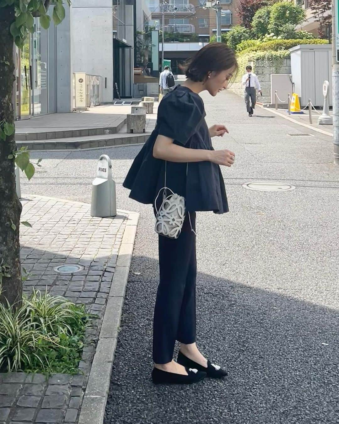 金子麻貴さんのインスタグラム写真 - (金子麻貴Instagram)「安定のオールネイビー❤️  どこから見ても可愛いボリュームとハリ感のあるブラウスとスティックパンツは7月の新作アイテム✨  すっきり綺麗に見えるのに履き心地も軽やかでここ最近毎日色違いで活躍してる神パンツ✨👍  今日はむぎと一緒に撮影でメイクさんもライターさんもカメラマンさんも優しくてすごく楽しかった🐶💕  #fashion#coordinate#ootd#regleam#loewe#ネイビーコーデ#シンプルコーデ#ボリュームブラウス#パフスリーブ#スティックパンツ#ママコーデ#コーデ」6月27日 20時08分 - mtmmaki