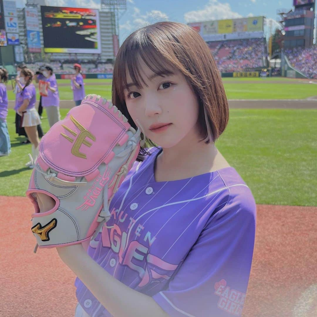 なえなのさんのインスタグラム写真 - (なえなのInstagram)「始球式ありがとうございました⚾️ 本番は緊張でガチガチでまったく笑えてませんでした笑  キャッチャーさんまでは届かなかったけど、真っ直ぐ投げれてよかったです🙃  応援メッセージや、現地に来てくださったみなさん、キャッチボールにつきあってくれた友達、本当にありがとうございます  とっても楽しかったし貴重な体験ができました！ 野球勉強しますっ」6月27日 20時11分 - naenano0114