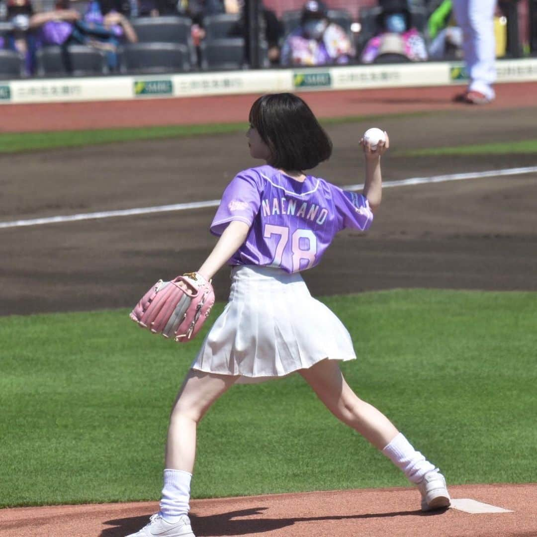 なえなのさんのインスタグラム写真 - (なえなのInstagram)「始球式ありがとうございました⚾️ 本番は緊張でガチガチでまったく笑えてませんでした笑  キャッチャーさんまでは届かなかったけど、真っ直ぐ投げれてよかったです🙃  応援メッセージや、現地に来てくださったみなさん、キャッチボールにつきあってくれた友達、本当にありがとうございます  とっても楽しかったし貴重な体験ができました！ 野球勉強しますっ」6月27日 20時11分 - naenano0114