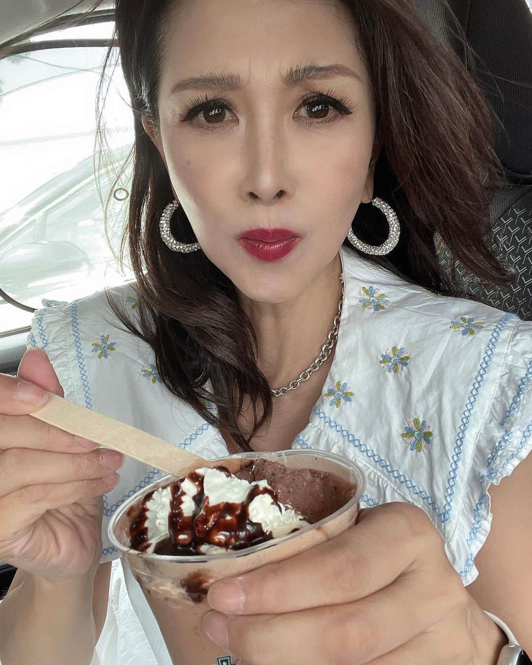 Naoko（なおこ）さんのインスタグラム写真 - (Naoko（なおこ）Instagram)「🙋‍♀️ 🙋‍♀️ 🙋‍♀️ はぁ 忙しい一日の終わり。  また一つ 大口決まり お約束の タピキングさん🧋  ダークチョコチップは ストローじゃなく スプーンで 食べるべし🍫  中のチョコチップが ホイップクリームと チョコスムージーと ともに ザクザク口に 入るのよー😭 この ハーモニー🥲 おいちー😭  頭を一日使ったら 甘いものが 沁み渡るよ ハートと身体に。  オトナ女子の 帰り道の 癒し場と させていただきます！ タピキングさん はい、 決定💮  今日のスタッフさんは キティちゃんを 描いてくださった 🎀 あたちもネコ！ @tapiking_official   #タピオカ#タピキング  #ootd#fashion#style#筋トレ女子 #筋トレダイエット#Fitnesswear#フィットネス#Fitness#フィットネスウェア#筋トレ女子と繋がりたい #筋トレ減量 #くびれ#美ボディ #アラフィフ#なおこ語録#アラフィフコーデ#筋トレ日記 #筋トレ生活 #ボディメイク #50代の筋トレ #熊本 #kumamoto #Trainingmotivation #Bodybuilding#Muscletraining #fitnessmodel#training」6月27日 20時16分 - smile_naohibi