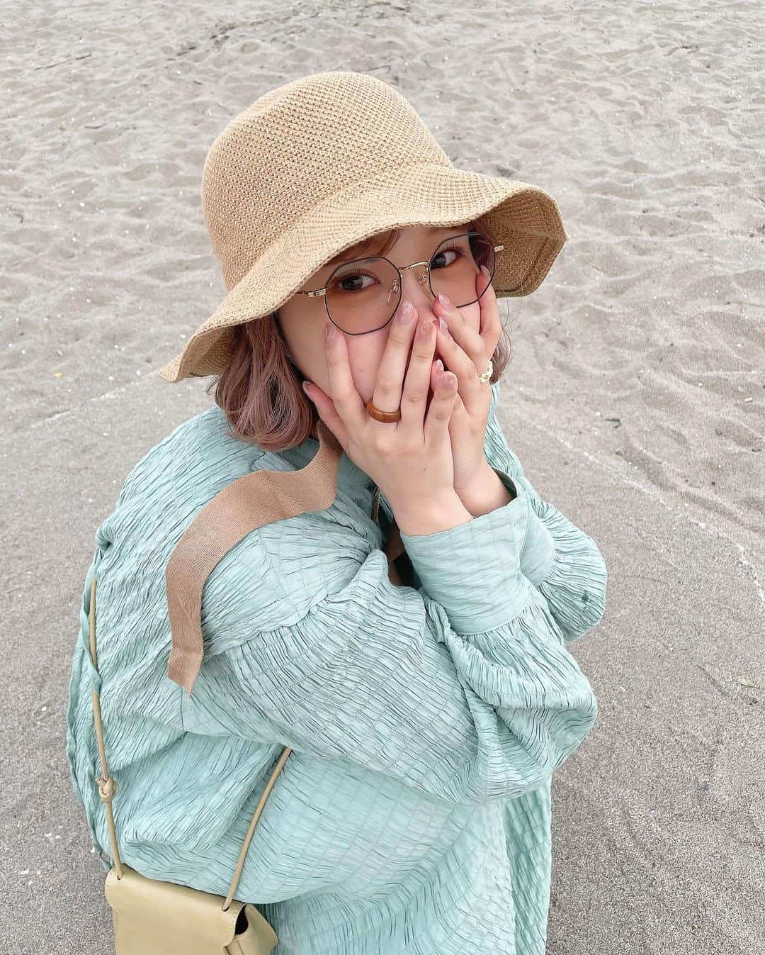 きりまるさんのインスタグラム写真 - (きりまるInstagram)「くもーーりの海 ☁️☁️☁️  こんな澄ましたかお してますけど 潮風でかみの毛 ばっりばり。（笑）🏊🏻‍♂️🏊🏻‍♂️🏊🏻‍♂️  髪色抜けるのこわくて 海はぜったい入りきらん。笑  帽子かわいいい〜 メガネかわいいい〜 お洋服 タグ付けしとくう🏷♡ WEARにもまた載せるねい🖖🏻  この写真はちょっと前やけど いま大分帰ってて、今日朝から いろんな場所巡って疲れ果ててあと 数秒で眠れそう。つまり睡魔に襲われ ながらこの文を打ってます 👨🏻‍🦲🖖🏻 いい日だった〜！  明日は１日ロケの日！📷がんばる！」6月27日 21時03分 - kirimaruuu