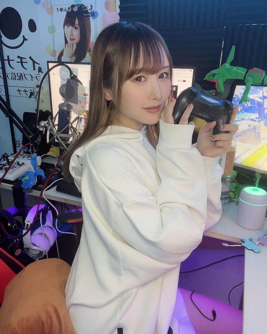 鳥海かうさんのインスタグラム写真 - (鳥海かうInstagram)「引きこもり部屋です🎮 ❁ ❁ ❁ ❁ ❁ ❁ ❁ ❁ #ゲーミングpc #ゲーム部屋  #コスプレ  #コスプレイヤー #cosplaygirl #cosplayer  #お姉さん #太もも  #グラドル自画撮り部 #japanesegirl #コンパニオン  #メイド #メイド服 #Japanese #ミニスカ #coser  #キャンギャル  #写真集 #肉感  #グラビア #ゲーム女子 #girlcute #むちむちボディ #フェチ #cosplaysexy  #鳥海かうコスプレ #鳥海かう #写真好きな人と繋がりたい #ポートレートモデル #撮影会モデル」6月27日 22時11分 - kau_toriumi