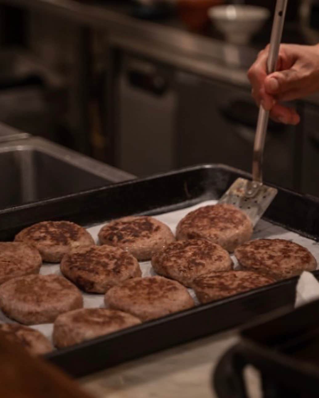 あのんさんのインスタグラム写真 - (あのんInstagram)「ラブストックで売っているローストチキンとハンバーグを食べに行きましたーー！！！ オーガニックなので健康に良いみたいです🎶ここだけの話ハンバーグは食べれば食べるほど痩せるんだって！！びっくり‼️‼️‼️(牧草のみで育てられてる為) 自宅に丸焼きが届いて、自然解凍で簡単に食べられるので手間ひまかからないので是非お試しあーれ🐰🐰 ⁡ここから買うことできます( ˶'ᵕ'˶) ⬇️ https://api.lovestock.shop/ls-forward-center/top/c6eniGmQ ⁡ ⁡  #ラブストック  #ハンバーグ  #ローストチキン  #手作り  #料理  #試食  #オーガニック  #いいね  #被写体  #あのん  #pr  #cooking  #ごはん記録  #🍚 #チキン  #放し飼い  #放牧  #もぐもぐ  #フォロー  #フォロー返し  #ootd」6月27日 22時18分 - anon_551