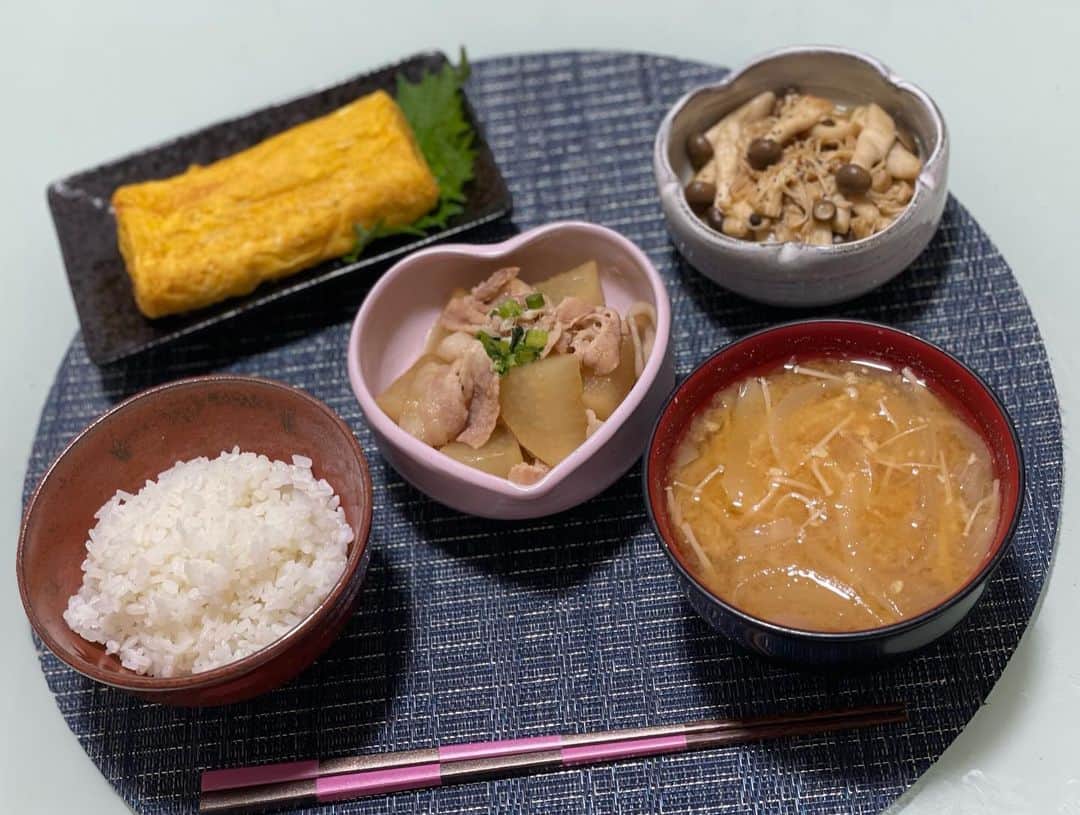 白戸ゆめのさんのインスタグラム写真 - (白戸ゆめのInstagram)「🥢 . 陶芸体験で作った陶器が ようやく届きました〜🥹✨ . 自分で作った食器で食べるごはんは いつも以上に美味しく感じた🍴 うれしくて無駄に大盛り作っちゃった🤣 . #ゆめみごこちごはん #陶芸 #和食 #豚バラ大根 #きのこソテー #厚焼きたまご」6月27日 22時36分 - yumeno.s_