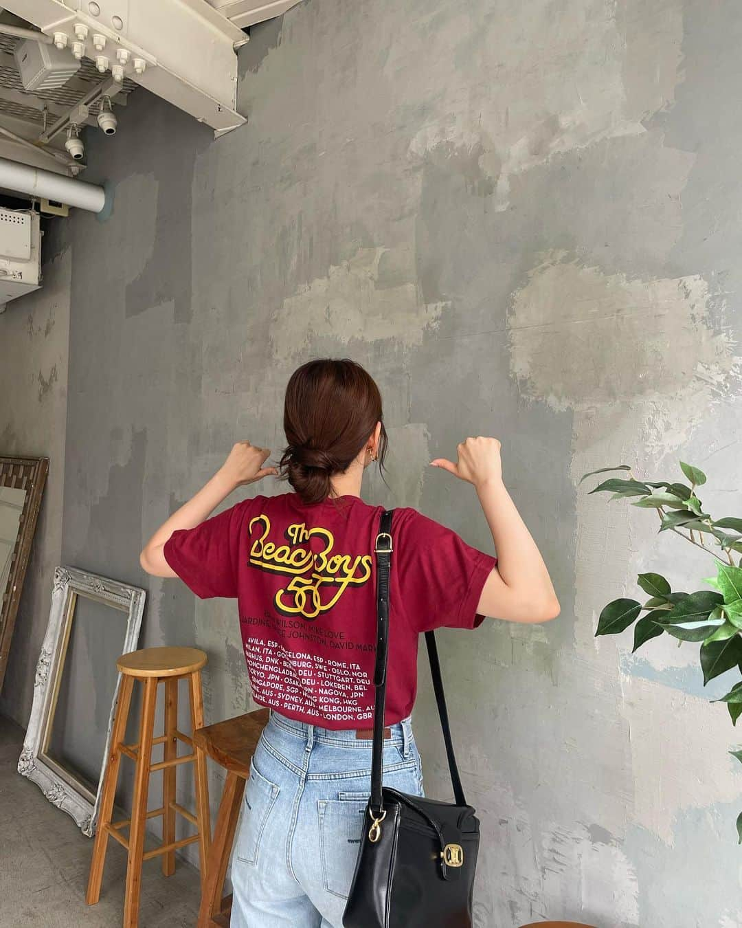 鈴木愛理さんのインスタグラム写真 - (鈴木愛理Instagram)「✴︎ The Beach Boys🏄 しふく。  tops :vintage denim: @yanuk_official  bag: vintage @celine   #クラシックTVでも取り上げたバンドのTシャツ #いつもお世話になってるヘアメイクさんのお下がり古着T #すっかり夏ですね」6月28日 0時13分 - airisuzuki_official_uf