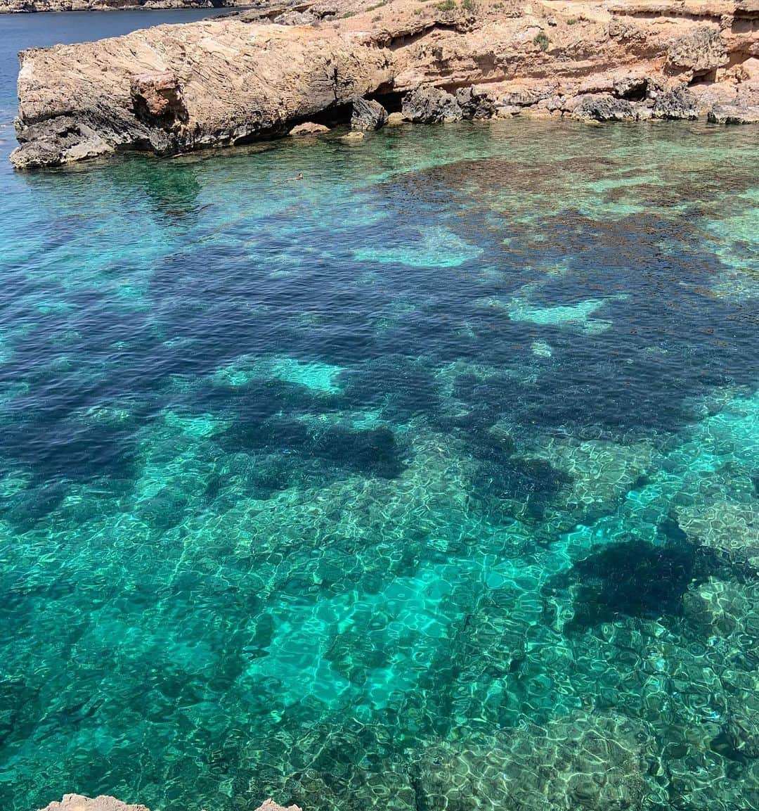 ジョン・コルタジャレナさんのインスタグラム写真 - (ジョン・コルタジャレナInstagram)「Another kind of Ibiza is possible. I went to the north and stayed at @thebeachcavesibiza y @sixsenses.ibiza 💫 Heaven.」6月28日 2時17分 - jonkortajarena