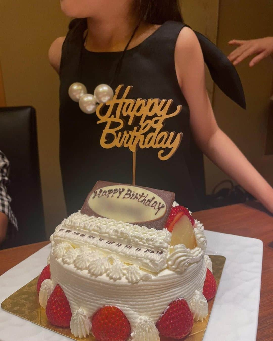 堀江直美さんのインスタグラム写真 - (堀江直美Instagram)「娘の9歳のお誕生日を両親たちがお祝いしてくれました🥂  9歳にもなるとキャラクターケーキもやめお店も自らリクエスト🎹でもお誕生日のロウソクは弟に消されちゃう🤣 マイペースさは相変わらずだけど自らが行動し選択していく姿を日々の生活の中でとても感じるようになりました🫶🏻 〝パパとママは👧🏻が幸せなのが1番嬉しい。あなたが思うように人生を描いていってね。〟口癖のように伝えてきました。 自らが選んだ道で色々なことにチャレンジし毎日元気に楽しそうな娘を見ると勇気をもらえます。  親になって何が正解か分からない中で夫婦で沢山話し合って協力し合った9年🤲🏻10年を目の前にして私たちもやっと子育てに対し少しの自信がもてたような気がします✨  しつこいけれど後ろを振り向かないあっさりさと前向きさは👨🏽にそっくり。笑  9歳も元気に楽しく♬  産まれてきてくれてありがとうの気持ちを込めて🤍  #birthday#birthdaycake#birthdaygirl#birthdayparty#誕生日#お誕生日#娘#9歳おめでとう#誕生日ケーキ#誕生日バルーン#誕生日会#バースデー#ママライフ#家族時間#子育て#familytime#2歳差育児#9歳誕生日」6月28日 5時05分 - naomiiiiiiiiiiii